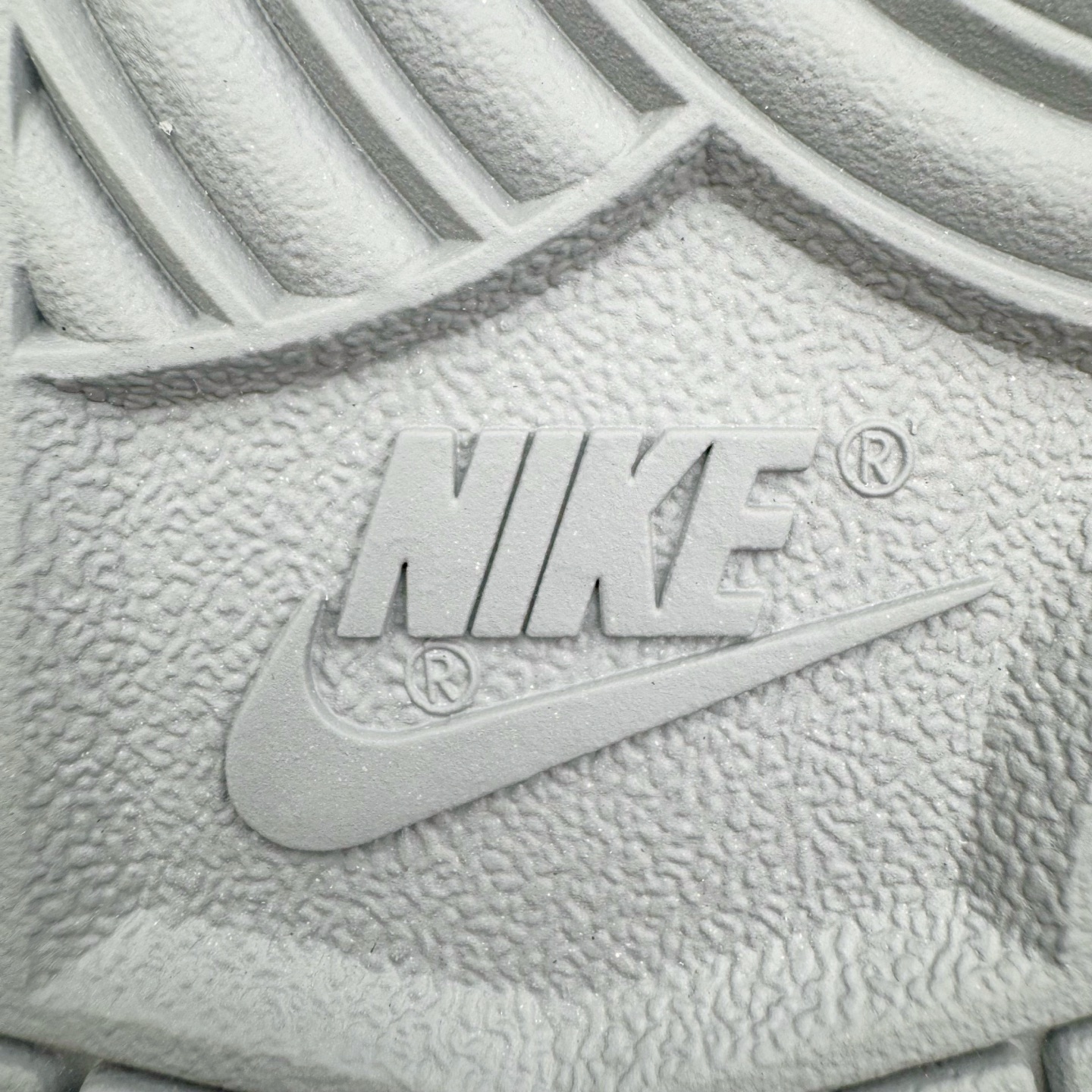 图片[19]-＃YC纯原 NK Dunk Low 极致灰 WG0508-042 当世界追逐转瞬即逝的爆款，真正的风格早已沉淀于灰度。低饱和的米白覆盖鞋身，荔枝纹皮革的天然纹理，成为最克制的装饰。极致灰色Swoosh以微妙的阴影层次勾勒轮廓，鞋头的迷你小钩与鞋侧上的“VICTORY”字样，设计语言，藏在每一个细节里。潮流也许会褪色，但灰度，是永恒的进阶。定制系列天花板 无原鞋不开发 全系列得物原鞋一比一校对开发 配色持续更新中 终端对接 优势输出 全套原厂楦头原纸板数据档案倾力打造 原汁原味莞产 极致还原 圈内最强针车工艺 高端零售指定版 广东原厂配套原盒原标 鞋盒分三个尺码段 原厂冲刀 超高清洁度 全鞋零毛边皮料切割 采用原厂百宏鞋带以及原厂百宏织唛舌标 内标可供原厂几率过验 进口原装条纹中底布 四线拉帮白色点胶 原厂拉帮手法遵循公司 原厂电绣 极致还原 尺码：36 36.5 37.5 38 38.5 39 40 40.5 41 42 42.5 43 44 44.5 45 46-选品中心