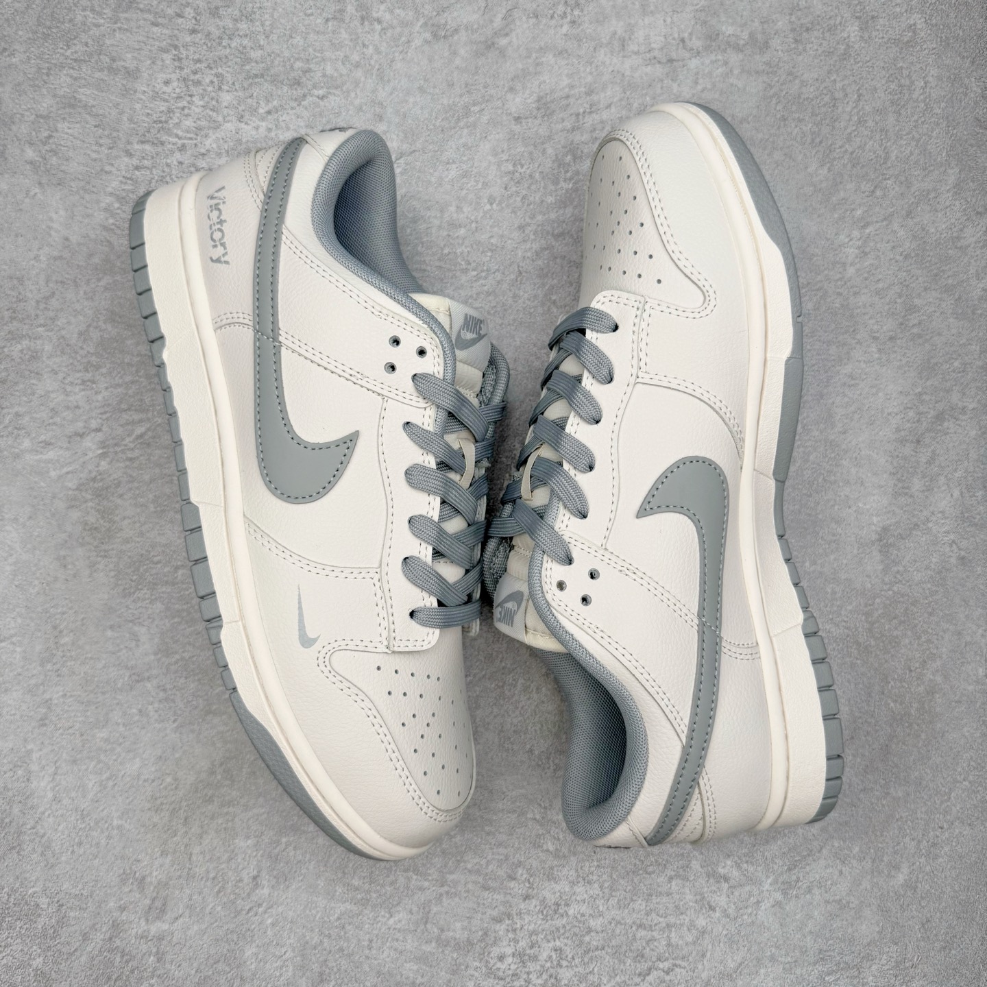 图片[3]-＃YC纯原 NK Dunk Low 极致灰 WG0508-042 当世界追逐转瞬即逝的爆款，真正的风格早已沉淀于灰度。低饱和的米白覆盖鞋身，荔枝纹皮革的天然纹理，成为最克制的装饰。极致灰色Swoosh以微妙的阴影层次勾勒轮廓，鞋头的迷你小钩与鞋侧上的“VICTORY”字样，设计语言，藏在每一个细节里。潮流也许会褪色，但灰度，是永恒的进阶。定制系列天花板 无原鞋不开发 全系列得物原鞋一比一校对开发 配色持续更新中 终端对接 优势输出 全套原厂楦头原纸板数据档案倾力打造 原汁原味莞产 极致还原 圈内最强针车工艺 高端零售指定版 广东原厂配套原盒原标 鞋盒分三个尺码段 原厂冲刀 超高清洁度 全鞋零毛边皮料切割 采用原厂百宏鞋带以及原厂百宏织唛舌标 内标可供原厂几率过验 进口原装条纹中底布 四线拉帮白色点胶 原厂拉帮手法遵循公司 原厂电绣 极致还原 尺码：36 36.5 37.5 38 38.5 39 40 40.5 41 42 42.5 43 44 44.5 45 46-选品中心