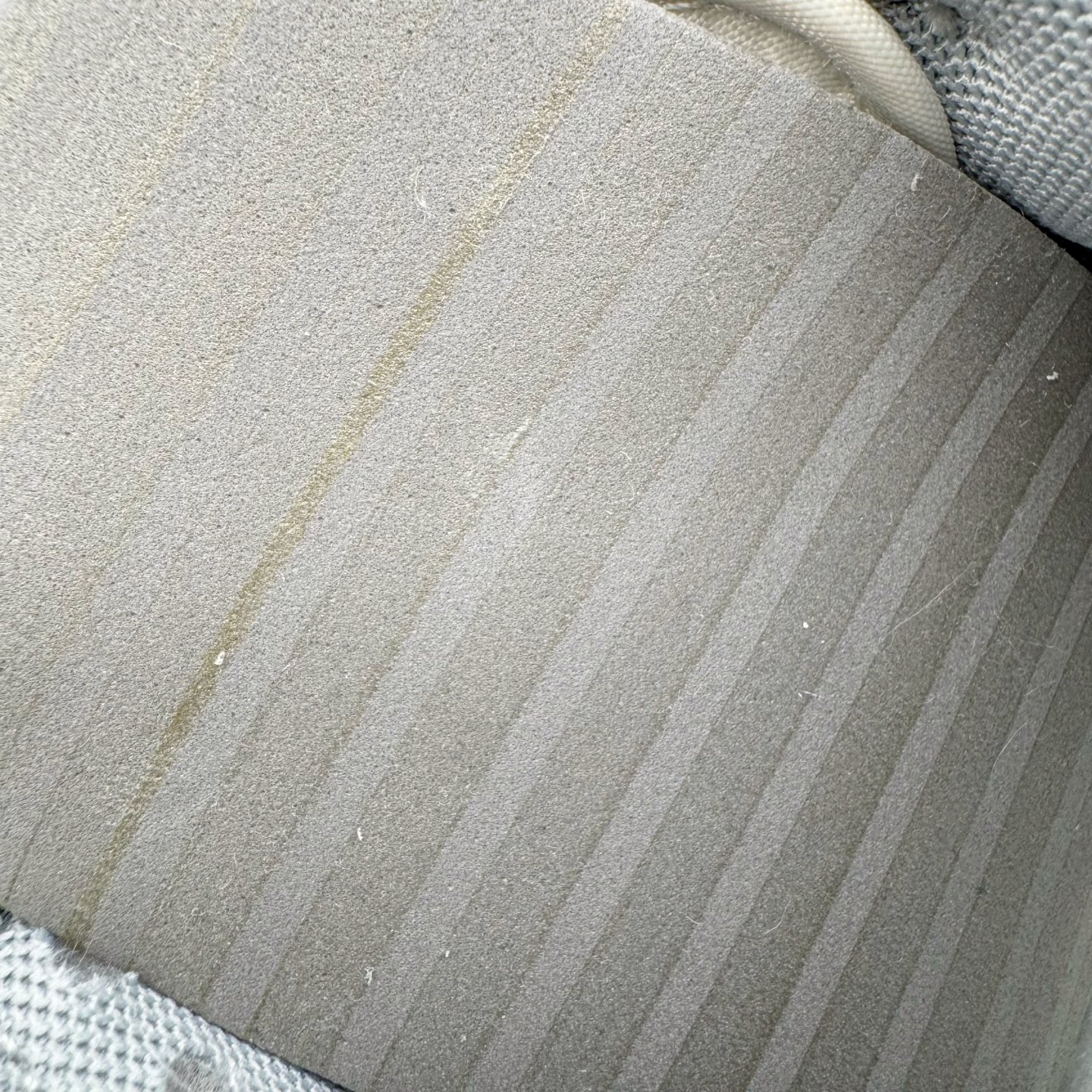 图片[10]-＃YC纯原 NK Dunk Low 极致灰 WG0508-042 当世界追逐转瞬即逝的爆款，真正的风格早已沉淀于灰度。低饱和的米白覆盖鞋身，荔枝纹皮革的天然纹理，成为最克制的装饰。极致灰色Swoosh以微妙的阴影层次勾勒轮廓，鞋头的迷你小钩与鞋侧上的“VICTORY”字样，设计语言，藏在每一个细节里。潮流也许会褪色，但灰度，是永恒的进阶。定制系列天花板 无原鞋不开发 全系列得物原鞋一比一校对开发 配色持续更新中 终端对接 优势输出 全套原厂楦头原纸板数据档案倾力打造 原汁原味莞产 极致还原 圈内最强针车工艺 高端零售指定版 广东原厂配套原盒原标 鞋盒分三个尺码段 原厂冲刀 超高清洁度 全鞋零毛边皮料切割 采用原厂百宏鞋带以及原厂百宏织唛舌标 内标可供原厂几率过验 进口原装条纹中底布 四线拉帮白色点胶 原厂拉帮手法遵循公司 原厂电绣 极致还原 尺码：36 36.5 37.5 38 38.5 39 40 40.5 41 42 42.5 43 44 44.5 45 46-选品中心