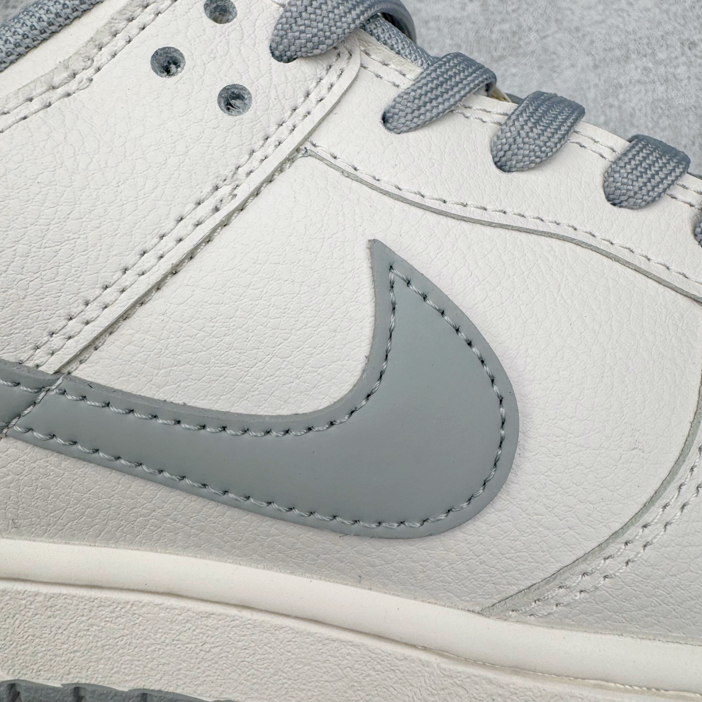 图片[17]-＃YC纯原 NK Dunk Low 极致灰 WG0508-042 当世界追逐转瞬即逝的爆款，真正的风格早已沉淀于灰度。低饱和的米白覆盖鞋身，荔枝纹皮革的天然纹理，成为最克制的装饰。极致灰色Swoosh以微妙的阴影层次勾勒轮廓，鞋头的迷你小钩与鞋侧上的“VICTORY”字样，设计语言，藏在每一个细节里。潮流也许会褪色，但灰度，是永恒的进阶。定制系列天花板 无原鞋不开发 全系列得物原鞋一比一校对开发 配色持续更新中 终端对接 优势输出 全套原厂楦头原纸板数据档案倾力打造 原汁原味莞产 极致还原 圈内最强针车工艺 高端零售指定版 广东原厂配套原盒原标 鞋盒分三个尺码段 原厂冲刀 超高清洁度 全鞋零毛边皮料切割 采用原厂百宏鞋带以及原厂百宏织唛舌标 内标可供原厂几率过验 进口原装条纹中底布 四线拉帮白色点胶 原厂拉帮手法遵循公司 原厂电绣 极致还原 尺码：36 36.5 37.5 38 38.5 39 40 40.5 41 42 42.5 43 44 44.5 45 46-选品中心