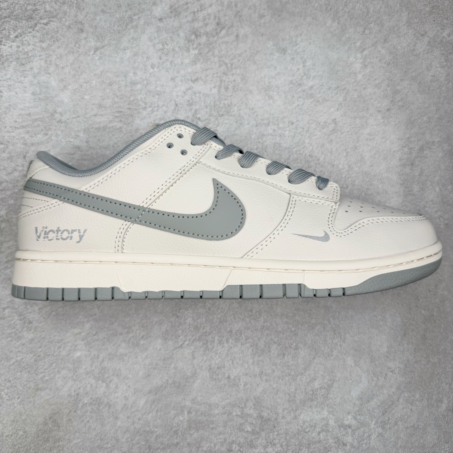 ＃YC纯原 NK Dunk Low 极致灰 WG0508-042 当世界追逐转瞬即逝的爆款，真正的风格早已沉淀于灰度。低饱和的米白覆盖鞋身，荔枝纹皮革的天然纹理，成为最克制的装饰。极致灰色Swoosh以微妙的阴影层次勾勒轮廓，鞋头的迷你小钩与鞋侧上的“VICTORY”字样，设计语言，藏在每一个细节里。潮流也许会褪色，但灰度，是永恒的进阶。定制系列天花板 无原鞋不开发 全系列得物原鞋一比一校对开发 配色持续更新中 终端对接 优势输出 全套原厂楦头原纸板数据档案倾力打造 原汁原味莞产 极致还原 圈内最强针车工艺 高端零售指定版 广东原厂配套原盒原标 鞋盒分三个尺码段 原厂冲刀 超高清洁度 全鞋零毛边皮料切割 采用原厂百宏鞋带以及原厂百宏织唛舌标 内标可供原厂几率过验 进口原装条纹中底布 四线拉帮白色点胶 原厂拉帮手法遵循公司 原厂电绣 极致还原 尺码：36 36.5 37.5 38 38.5 39 40 40.5 41 42 42.5 43 44 44.5 45 46-选品中心