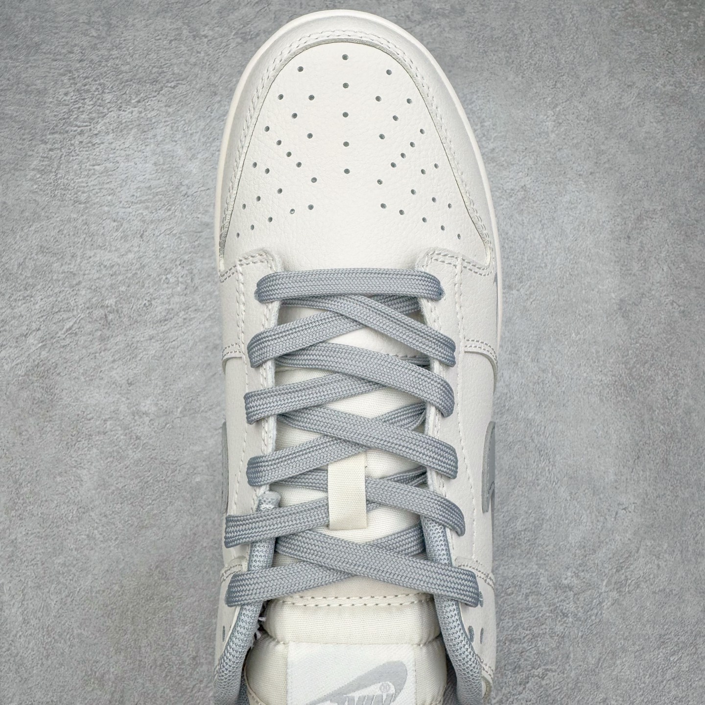 图片[4]-＃YC纯原 NK Dunk Low 极致灰 WG0508-042 当世界追逐转瞬即逝的爆款，真正的风格早已沉淀于灰度。低饱和的米白覆盖鞋身，荔枝纹皮革的天然纹理，成为最克制的装饰。极致灰色Swoosh以微妙的阴影层次勾勒轮廓，鞋头的迷你小钩与鞋侧上的“VICTORY”字样，设计语言，藏在每一个细节里。潮流也许会褪色，但灰度，是永恒的进阶。定制系列天花板 无原鞋不开发 全系列得物原鞋一比一校对开发 配色持续更新中 终端对接 优势输出 全套原厂楦头原纸板数据档案倾力打造 原汁原味莞产 极致还原 圈内最强针车工艺 高端零售指定版 广东原厂配套原盒原标 鞋盒分三个尺码段 原厂冲刀 超高清洁度 全鞋零毛边皮料切割 采用原厂百宏鞋带以及原厂百宏织唛舌标 内标可供原厂几率过验 进口原装条纹中底布 四线拉帮白色点胶 原厂拉帮手法遵循公司 原厂电绣 极致还原 尺码：36 36.5 37.5 38 38.5 39 40 40.5 41 42 42.5 43 44 44.5 45 46-选品中心