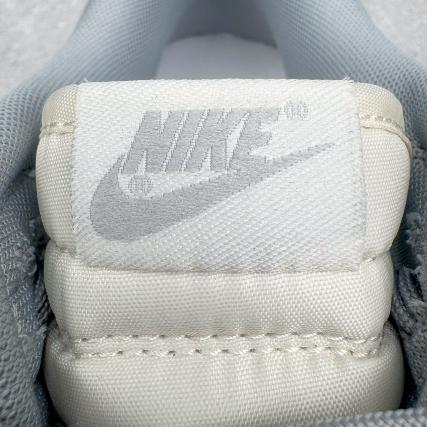 图片[13]-＃YC纯原 NK Dunk Low 极致灰 WG0508-042 当世界追逐转瞬即逝的爆款，真正的风格早已沉淀于灰度。低饱和的米白覆盖鞋身，荔枝纹皮革的天然纹理，成为最克制的装饰。极致灰色Swoosh以微妙的阴影层次勾勒轮廓，鞋头的迷你小钩与鞋侧上的“VICTORY”字样，设计语言，藏在每一个细节里。潮流也许会褪色，但灰度，是永恒的进阶。定制系列天花板 无原鞋不开发 全系列得物原鞋一比一校对开发 配色持续更新中 终端对接 优势输出 全套原厂楦头原纸板数据档案倾力打造 原汁原味莞产 极致还原 圈内最强针车工艺 高端零售指定版 广东原厂配套原盒原标 鞋盒分三个尺码段 原厂冲刀 超高清洁度 全鞋零毛边皮料切割 采用原厂百宏鞋带以及原厂百宏织唛舌标 内标可供原厂几率过验 进口原装条纹中底布 四线拉帮白色点胶 原厂拉帮手法遵循公司 原厂电绣 极致还原 尺码：36 36.5 37.5 38 38.5 39 40 40.5 41 42 42.5 43 44 44.5 45 46-选品中心