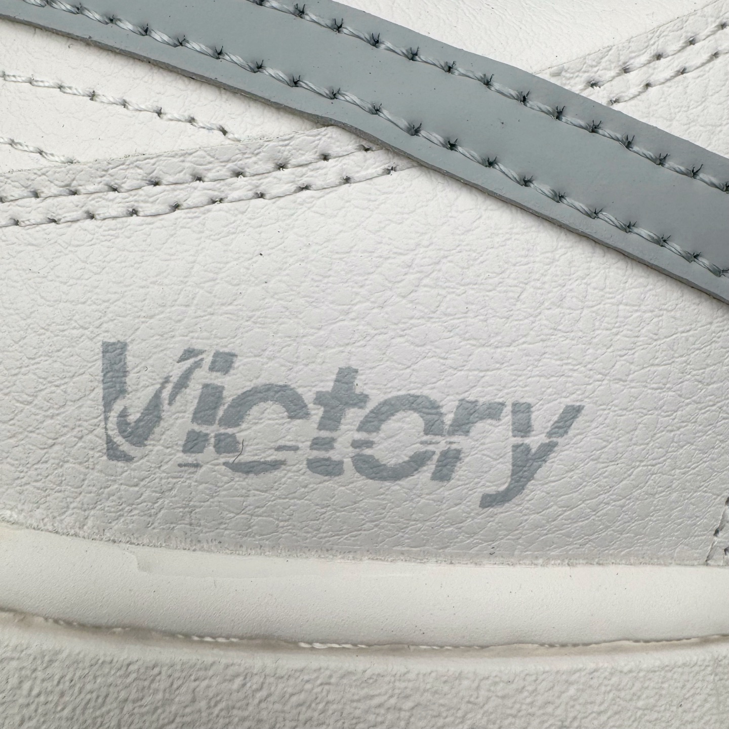 图片[16]-＃YC纯原 NK Dunk Low 极致灰 WG0508-042 当世界追逐转瞬即逝的爆款，真正的风格早已沉淀于灰度。低饱和的米白覆盖鞋身，荔枝纹皮革的天然纹理，成为最克制的装饰。极致灰色Swoosh以微妙的阴影层次勾勒轮廓，鞋头的迷你小钩与鞋侧上的“VICTORY”字样，设计语言，藏在每一个细节里。潮流也许会褪色，但灰度，是永恒的进阶。定制系列天花板 无原鞋不开发 全系列得物原鞋一比一校对开发 配色持续更新中 终端对接 优势输出 全套原厂楦头原纸板数据档案倾力打造 原汁原味莞产 极致还原 圈内最强针车工艺 高端零售指定版 广东原厂配套原盒原标 鞋盒分三个尺码段 原厂冲刀 超高清洁度 全鞋零毛边皮料切割 采用原厂百宏鞋带以及原厂百宏织唛舌标 内标可供原厂几率过验 进口原装条纹中底布 四线拉帮白色点胶 原厂拉帮手法遵循公司 原厂电绣 极致还原 尺码：36 36.5 37.5 38 38.5 39 40 40.5 41 42 42.5 43 44 44.5 45 46-选品中心