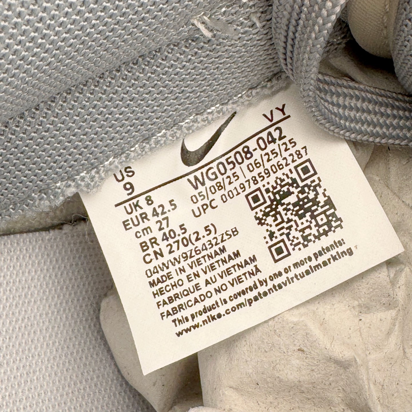 图片[12]-＃YC纯原 NK Dunk Low 极致灰 WG0508-042 当世界追逐转瞬即逝的爆款，真正的风格早已沉淀于灰度。低饱和的米白覆盖鞋身，荔枝纹皮革的天然纹理，成为最克制的装饰。极致灰色Swoosh以微妙的阴影层次勾勒轮廓，鞋头的迷你小钩与鞋侧上的“VICTORY”字样，设计语言，藏在每一个细节里。潮流也许会褪色，但灰度，是永恒的进阶。定制系列天花板 无原鞋不开发 全系列得物原鞋一比一校对开发 配色持续更新中 终端对接 优势输出 全套原厂楦头原纸板数据档案倾力打造 原汁原味莞产 极致还原 圈内最强针车工艺 高端零售指定版 广东原厂配套原盒原标 鞋盒分三个尺码段 原厂冲刀 超高清洁度 全鞋零毛边皮料切割 采用原厂百宏鞋带以及原厂百宏织唛舌标 内标可供原厂几率过验 进口原装条纹中底布 四线拉帮白色点胶 原厂拉帮手法遵循公司 原厂电绣 极致还原 尺码：36 36.5 37.5 38 38.5 39 40 40.5 41 42 42.5 43 44 44.5 45 46-选品中心