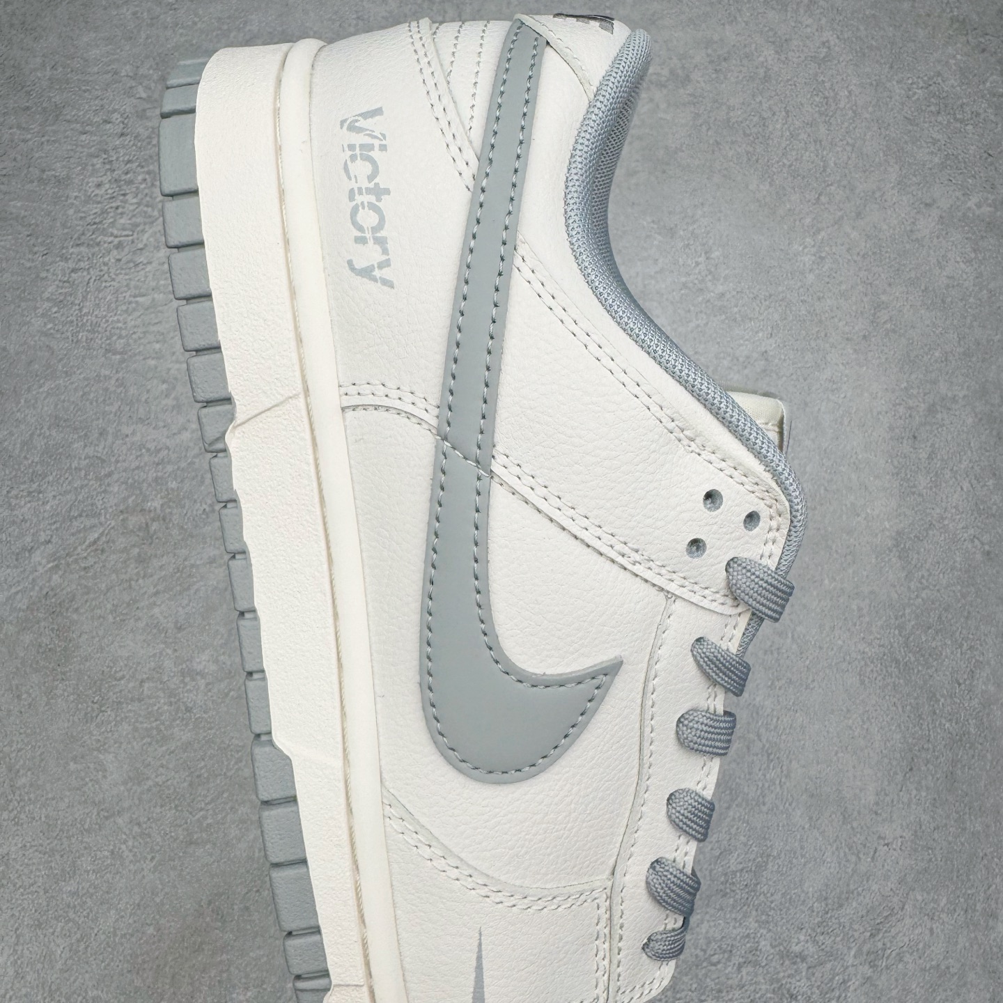 图片[6]-＃YC纯原 NK Dunk Low 极致灰 WG0508-042 当世界追逐转瞬即逝的爆款，真正的风格早已沉淀于灰度。低饱和的米白覆盖鞋身，荔枝纹皮革的天然纹理，成为最克制的装饰。极致灰色Swoosh以微妙的阴影层次勾勒轮廓，鞋头的迷你小钩与鞋侧上的“VICTORY”字样，设计语言，藏在每一个细节里。潮流也许会褪色，但灰度，是永恒的进阶。定制系列天花板 无原鞋不开发 全系列得物原鞋一比一校对开发 配色持续更新中 终端对接 优势输出 全套原厂楦头原纸板数据档案倾力打造 原汁原味莞产 极致还原 圈内最强针车工艺 高端零售指定版 广东原厂配套原盒原标 鞋盒分三个尺码段 原厂冲刀 超高清洁度 全鞋零毛边皮料切割 采用原厂百宏鞋带以及原厂百宏织唛舌标 内标可供原厂几率过验 进口原装条纹中底布 四线拉帮白色点胶 原厂拉帮手法遵循公司 原厂电绣 极致还原 尺码：36 36.5 37.5 38 38.5 39 40 40.5 41 42 42.5 43 44 44.5 45 46-选品中心