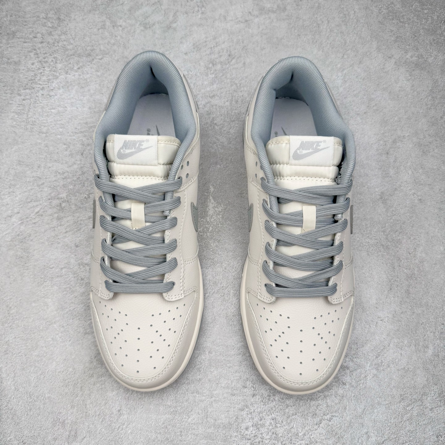 图片[2]-＃YC纯原 NK Dunk Low 极致灰 WG0508-042 当世界追逐转瞬即逝的爆款，真正的风格早已沉淀于灰度。低饱和的米白覆盖鞋身，荔枝纹皮革的天然纹理，成为最克制的装饰。极致灰色Swoosh以微妙的阴影层次勾勒轮廓，鞋头的迷你小钩与鞋侧上的“VICTORY”字样，设计语言，藏在每一个细节里。潮流也许会褪色，但灰度，是永恒的进阶。定制系列天花板 无原鞋不开发 全系列得物原鞋一比一校对开发 配色持续更新中 终端对接 优势输出 全套原厂楦头原纸板数据档案倾力打造 原汁原味莞产 极致还原 圈内最强针车工艺 高端零售指定版 广东原厂配套原盒原标 鞋盒分三个尺码段 原厂冲刀 超高清洁度 全鞋零毛边皮料切割 采用原厂百宏鞋带以及原厂百宏织唛舌标 内标可供原厂几率过验 进口原装条纹中底布 四线拉帮白色点胶 原厂拉帮手法遵循公司 原厂电绣 极致还原 尺码：36 36.5 37.5 38 38.5 39 40 40.5 41 42 42.5 43 44 44.5 45 46-选品中心