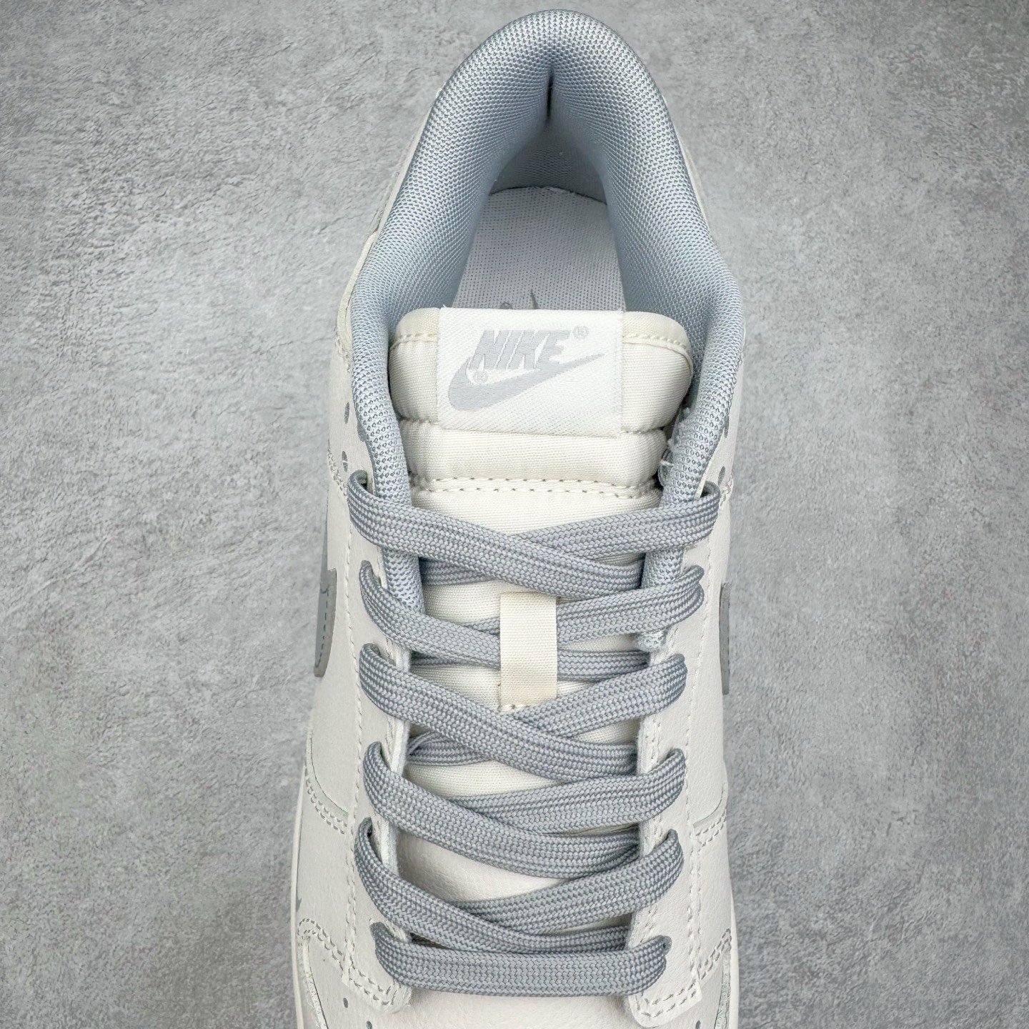 图片[5]-＃YC纯原 NK Dunk Low 极致灰 WG0508-042 当世界追逐转瞬即逝的爆款，真正的风格早已沉淀于灰度。低饱和的米白覆盖鞋身，荔枝纹皮革的天然纹理，成为最克制的装饰。极致灰色Swoosh以微妙的阴影层次勾勒轮廓，鞋头的迷你小钩与鞋侧上的“VICTORY”字样，设计语言，藏在每一个细节里。潮流也许会褪色，但灰度，是永恒的进阶。定制系列天花板 无原鞋不开发 全系列得物原鞋一比一校对开发 配色持续更新中 终端对接 优势输出 全套原厂楦头原纸板数据档案倾力打造 原汁原味莞产 极致还原 圈内最强针车工艺 高端零售指定版 广东原厂配套原盒原标 鞋盒分三个尺码段 原厂冲刀 超高清洁度 全鞋零毛边皮料切割 采用原厂百宏鞋带以及原厂百宏织唛舌标 内标可供原厂几率过验 进口原装条纹中底布 四线拉帮白色点胶 原厂拉帮手法遵循公司 原厂电绣 极致还原 尺码：36 36.5 37.5 38 38.5 39 40 40.5 41 42 42.5 43 44 44.5 45 46-选品中心