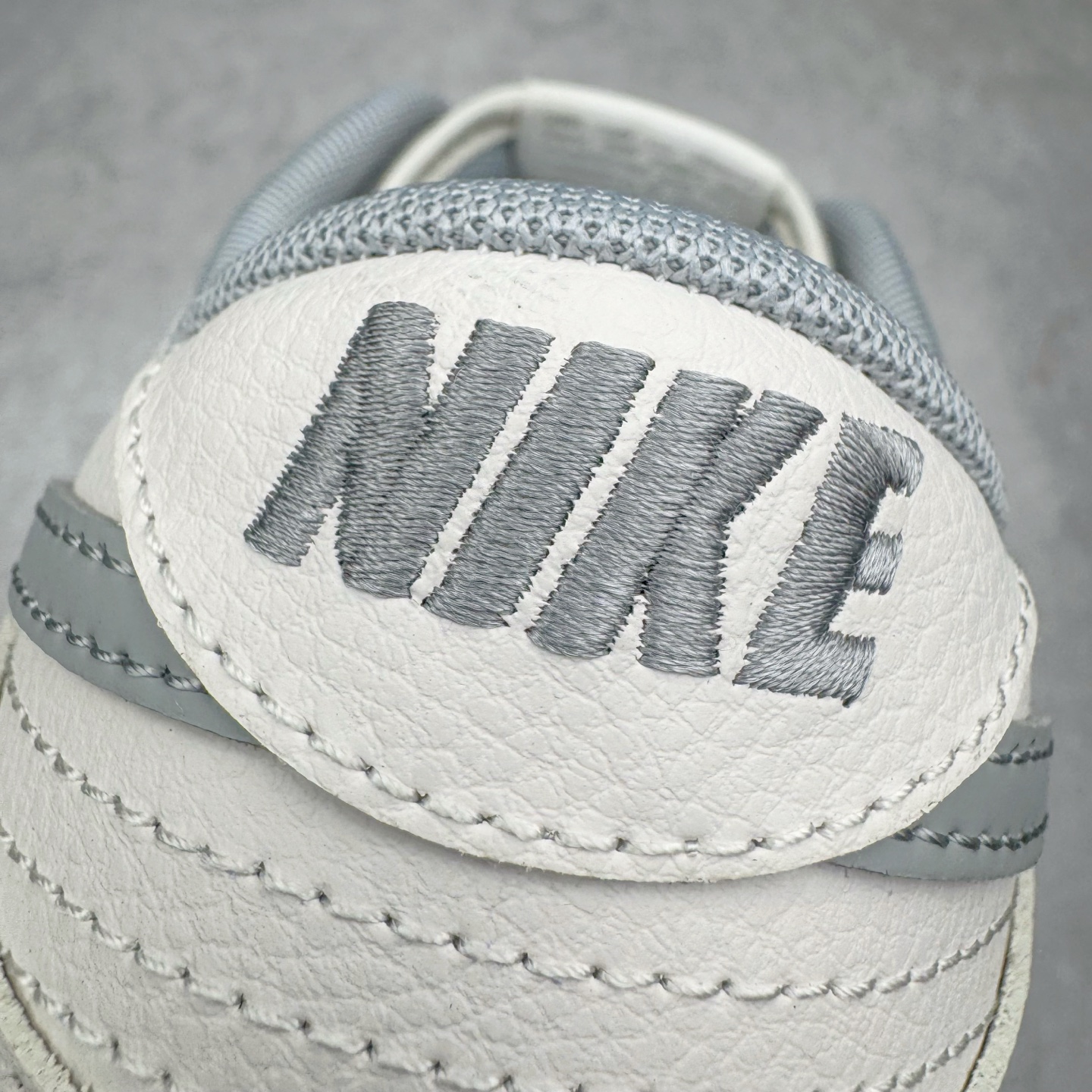 图片[15]-＃YC纯原 NK Dunk Low 极致灰 WG0508-042 当世界追逐转瞬即逝的爆款，真正的风格早已沉淀于灰度。低饱和的米白覆盖鞋身，荔枝纹皮革的天然纹理，成为最克制的装饰。极致灰色Swoosh以微妙的阴影层次勾勒轮廓，鞋头的迷你小钩与鞋侧上的“VICTORY”字样，设计语言，藏在每一个细节里。潮流也许会褪色，但灰度，是永恒的进阶。定制系列天花板 无原鞋不开发 全系列得物原鞋一比一校对开发 配色持续更新中 终端对接 优势输出 全套原厂楦头原纸板数据档案倾力打造 原汁原味莞产 极致还原 圈内最强针车工艺 高端零售指定版 广东原厂配套原盒原标 鞋盒分三个尺码段 原厂冲刀 超高清洁度 全鞋零毛边皮料切割 采用原厂百宏鞋带以及原厂百宏织唛舌标 内标可供原厂几率过验 进口原装条纹中底布 四线拉帮白色点胶 原厂拉帮手法遵循公司 原厂电绣 极致还原 尺码：36 36.5 37.5 38 38.5 39 40 40.5 41 42 42.5 43 44 44.5 45 46-选品中心