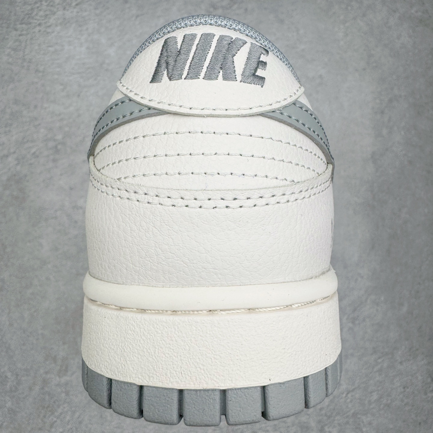 图片[8]-＃YC纯原 NK Dunk Low 极致灰 WG0508-042 当世界追逐转瞬即逝的爆款，真正的风格早已沉淀于灰度。低饱和的米白覆盖鞋身，荔枝纹皮革的天然纹理，成为最克制的装饰。极致灰色Swoosh以微妙的阴影层次勾勒轮廓，鞋头的迷你小钩与鞋侧上的“VICTORY”字样，设计语言，藏在每一个细节里。潮流也许会褪色，但灰度，是永恒的进阶。定制系列天花板 无原鞋不开发 全系列得物原鞋一比一校对开发 配色持续更新中 终端对接 优势输出 全套原厂楦头原纸板数据档案倾力打造 原汁原味莞产 极致还原 圈内最强针车工艺 高端零售指定版 广东原厂配套原盒原标 鞋盒分三个尺码段 原厂冲刀 超高清洁度 全鞋零毛边皮料切割 采用原厂百宏鞋带以及原厂百宏织唛舌标 内标可供原厂几率过验 进口原装条纹中底布 四线拉帮白色点胶 原厂拉帮手法遵循公司 原厂电绣 极致还原 尺码：36 36.5 37.5 38 38.5 39 40 40.5 41 42 42.5 43 44 44.5 45 46-选品中心