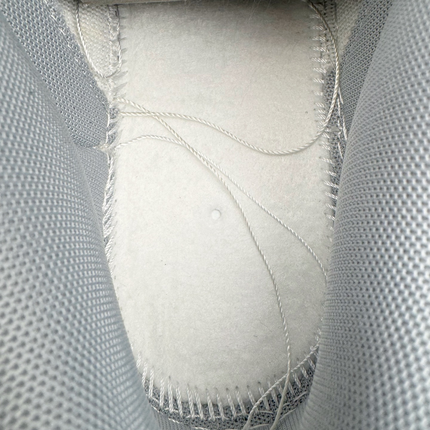 图片[11]-＃YC纯原 NK Dunk Low 极致灰 WG0508-042 当世界追逐转瞬即逝的爆款，真正的风格早已沉淀于灰度。低饱和的米白覆盖鞋身，荔枝纹皮革的天然纹理，成为最克制的装饰。极致灰色Swoosh以微妙的阴影层次勾勒轮廓，鞋头的迷你小钩与鞋侧上的“VICTORY”字样，设计语言，藏在每一个细节里。潮流也许会褪色，但灰度，是永恒的进阶。定制系列天花板 无原鞋不开发 全系列得物原鞋一比一校对开发 配色持续更新中 终端对接 优势输出 全套原厂楦头原纸板数据档案倾力打造 原汁原味莞产 极致还原 圈内最强针车工艺 高端零售指定版 广东原厂配套原盒原标 鞋盒分三个尺码段 原厂冲刀 超高清洁度 全鞋零毛边皮料切割 采用原厂百宏鞋带以及原厂百宏织唛舌标 内标可供原厂几率过验 进口原装条纹中底布 四线拉帮白色点胶 原厂拉帮手法遵循公司 原厂电绣 极致还原 尺码：36 36.5 37.5 38 38.5 39 40 40.5 41 42 42.5 43 44 44.5 45 46-选品中心