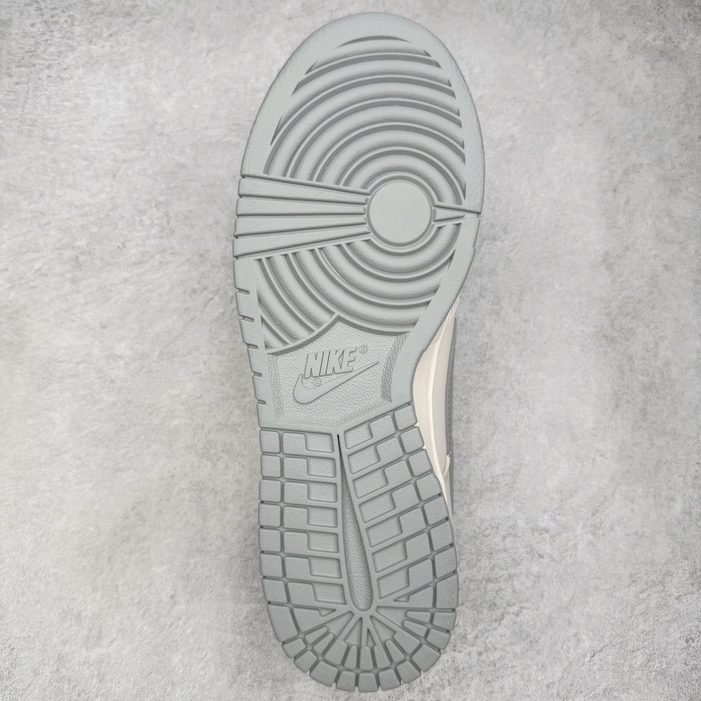 图片[9]-＃YC纯原 NK Dunk Low 极致灰 WG0508-042 当世界追逐转瞬即逝的爆款，真正的风格早已沉淀于灰度。低饱和的米白覆盖鞋身，荔枝纹皮革的天然纹理，成为最克制的装饰。极致灰色Swoosh以微妙的阴影层次勾勒轮廓，鞋头的迷你小钩与鞋侧上的“VICTORY”字样，设计语言，藏在每一个细节里。潮流也许会褪色，但灰度，是永恒的进阶。定制系列天花板 无原鞋不开发 全系列得物原鞋一比一校对开发 配色持续更新中 终端对接 优势输出 全套原厂楦头原纸板数据档案倾力打造 原汁原味莞产 极致还原 圈内最强针车工艺 高端零售指定版 广东原厂配套原盒原标 鞋盒分三个尺码段 原厂冲刀 超高清洁度 全鞋零毛边皮料切割 采用原厂百宏鞋带以及原厂百宏织唛舌标 内标可供原厂几率过验 进口原装条纹中底布 四线拉帮白色点胶 原厂拉帮手法遵循公司 原厂电绣 极致还原 尺码：36 36.5 37.5 38 38.5 39 40 40.5 41 42 42.5 43 44 44.5 45 46-选品中心