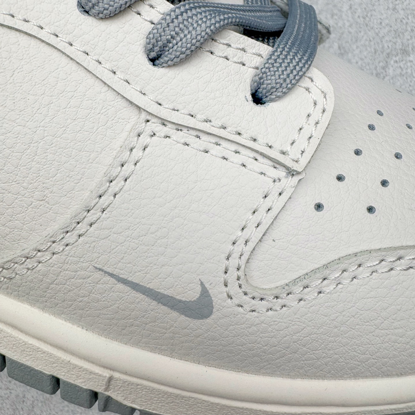 图片[18]-＃YC纯原 NK Dunk Low 极致灰 WG0508-042 当世界追逐转瞬即逝的爆款，真正的风格早已沉淀于灰度。低饱和的米白覆盖鞋身，荔枝纹皮革的天然纹理，成为最克制的装饰。极致灰色Swoosh以微妙的阴影层次勾勒轮廓，鞋头的迷你小钩与鞋侧上的“VICTORY”字样，设计语言，藏在每一个细节里。潮流也许会褪色，但灰度，是永恒的进阶。定制系列天花板 无原鞋不开发 全系列得物原鞋一比一校对开发 配色持续更新中 终端对接 优势输出 全套原厂楦头原纸板数据档案倾力打造 原汁原味莞产 极致还原 圈内最强针车工艺 高端零售指定版 广东原厂配套原盒原标 鞋盒分三个尺码段 原厂冲刀 超高清洁度 全鞋零毛边皮料切割 采用原厂百宏鞋带以及原厂百宏织唛舌标 内标可供原厂几率过验 进口原装条纹中底布 四线拉帮白色点胶 原厂拉帮手法遵循公司 原厂电绣 极致还原 尺码：36 36.5 37.5 38 38.5 39 40 40.5 41 42 42.5 43 44 44.5 45 46-选品中心