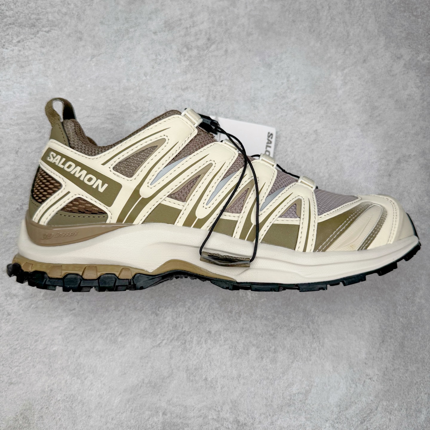 图片[7]-＃HP纯原 SALOMON XA Pro 3D ADV 萨洛蒙潮流越野机能户外功能鞋 虎扑平台特供订单 耗时半年巨作 全套原纸板楦头开发 原厂特供网布配套加持 确保原汁原味 完美呈现版型 原档数据独家私模五层组合大底 男女鞋同步官方开发至46.5 原装Ortholite轻量化鞋垫 中底布带钢印编号 原厂TPU锁扣 进口港宝加持 后跟自然饱满 还原公司包裹性 SENSIFIT 包裹技术，能够根据脚型完美贴合脚部，给予全方位的包裹与支撑。Quicklace 系带系统则彻底简化了系带过程，只需轻轻一拉，就能快速系紧鞋带。Contagrip 科技的加持，确保了卓越的抓地性能，无论是在湿滑的雨天街道，还是在泥泞的山路，都能行走自如，大大降低了滑倒的风险。专为户外运动而生的 3D Chassis 技术，实现出色的防扭转性能与稳定支撑，减少运动损伤。 多层底部结构搭配创新的 3D 稳定底盘，在提供出色减震与支撑的同时，其流线型的外观设计与色彩搭配亦成为了潮流的焦点，让功能性与时尚感完美结合。尺码：36 36.5 37.5 38 38.5 39 40 40.5 41 42 42.5 43 44 44.5 45 46.5-选品中心