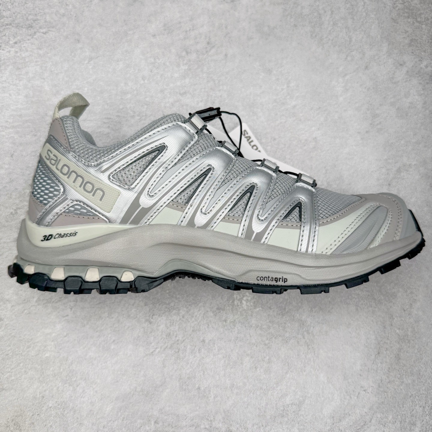 ＃HP纯原 SALOMON XA Pro 3D ADV 萨洛蒙潮流越野机能户外功能鞋 虎扑平台特供订单 耗时半年巨作 全套原纸板楦头开发 原厂特供网布配套加持 确保原汁原味 完美呈现版型 原档数据独家私模五层组合大底 男女鞋同步官方开发至46.5 原装Ortholite轻量化鞋垫 中底布带钢印编号 原厂TPU锁扣 进口港宝加持 后跟自然饱满 还原公司包裹性 SENSIFIT 包裹技术，能够根据脚型完美贴合脚部，给予全方位的包裹与支撑。Quicklace 系带系统则彻底简化了系带过程，只需轻轻一拉，就能快速系紧鞋带。Contagrip 科技的加持，确保了卓越的抓地性能，无论是在湿滑的雨天街道，还是在泥泞的山路，都能行走自如，大大降低了滑倒的风险。专为户外运动而生的 3D Chassis 技术，实现出色的防扭转性能与稳定支撑，减少运动损伤。 多层底部结构搭配创新的 3D 稳定底盘，在提供出色减震与支撑的同时，其流线型的外观设计与色彩搭配亦成为了潮流的焦点，让功能性与时尚感完美结合。尺码：36 36.5 37.5 38 38.5 39 40 40.5 41 42 42.5 43 44 44.5 45 46.5-选品中心