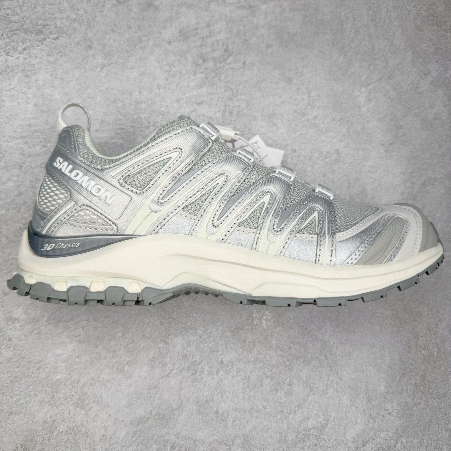 图片[3]-＃HP纯原 SALOMON XA Pro 3D ADV 萨洛蒙潮流越野机能户外功能鞋 虎扑平台特供订单 耗时半年巨作 全套原纸板楦头开发 原厂特供网布配套加持 确保原汁原味 完美呈现版型 原档数据独家私模五层组合大底 男女鞋同步官方开发至46.5 原装Ortholite轻量化鞋垫 中底布带钢印编号 原厂TPU锁扣 进口港宝加持 后跟自然饱满 还原公司包裹性 SENSIFIT 包裹技术，能够根据脚型完美贴合脚部，给予全方位的包裹与支撑。Quicklace 系带系统则彻底简化了系带过程，只需轻轻一拉，就能快速系紧鞋带。Contagrip 科技的加持，确保了卓越的抓地性能，无论是在湿滑的雨天街道，还是在泥泞的山路，都能行走自如，大大降低了滑倒的风险。专为户外运动而生的 3D Chassis 技术，实现出色的防扭转性能与稳定支撑，减少运动损伤。 多层底部结构搭配创新的 3D 稳定底盘，在提供出色减震与支撑的同时，其流线型的外观设计与色彩搭配亦成为了潮流的焦点，让功能性与时尚感完美结合。尺码：36 36.5 37.5 38 38.5 39 40 40.5 41 42 42.5 43 44 44.5 45 46.5-选品中心