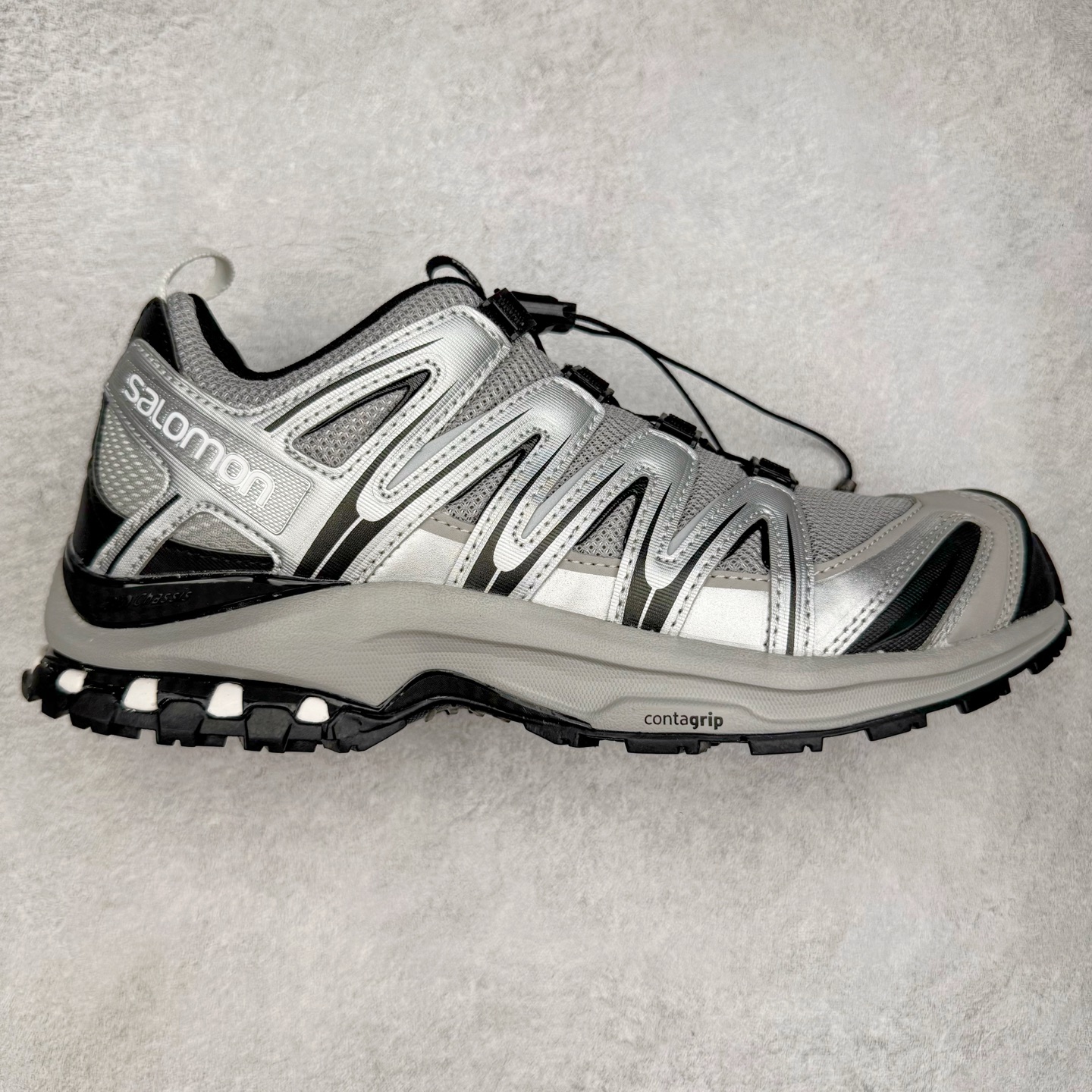 图片[9]-＃HP纯原 SALOMON XA Pro 3D ADV 萨洛蒙潮流越野机能户外功能鞋 虎扑平台特供订单 耗时半年巨作 全套原纸板楦头开发 原厂特供网布配套加持 确保原汁原味 完美呈现版型 原档数据独家私模五层组合大底 男女鞋同步官方开发至46.5 原装Ortholite轻量化鞋垫 中底布带钢印编号 原厂TPU锁扣 进口港宝加持 后跟自然饱满 还原公司包裹性 SENSIFIT 包裹技术，能够根据脚型完美贴合脚部，给予全方位的包裹与支撑。Quicklace 系带系统则彻底简化了系带过程，只需轻轻一拉，就能快速系紧鞋带。Contagrip 科技的加持，确保了卓越的抓地性能，无论是在湿滑的雨天街道，还是在泥泞的山路，都能行走自如，大大降低了滑倒的风险。专为户外运动而生的 3D Chassis 技术，实现出色的防扭转性能与稳定支撑，减少运动损伤。 多层底部结构搭配创新的 3D 稳定底盘，在提供出色减震与支撑的同时，其流线型的外观设计与色彩搭配亦成为了潮流的焦点，让功能性与时尚感完美结合。尺码：36 36.5 37.5 38 38.5 39 40 40.5 41 42 42.5 43 44 44.5 45 46.5-选品中心