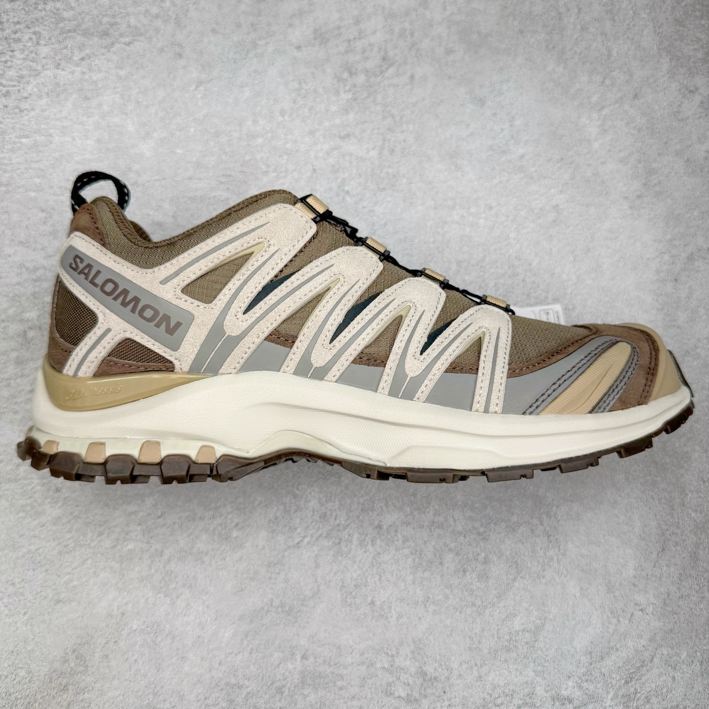 ＃HP纯原 SALOMON XA Pro 3D ADV 萨洛蒙潮流越野机能户外功能鞋 虎扑平台特供订单 耗时半年巨作 全套原纸板楦头开发 原厂特供网布配套加持 确保原汁原味 完美呈现版型 原档数据独家私模五层组合大底 男女鞋同步官方开发至46.5 原装Ortholite轻量化鞋垫 中底布带钢印编号 原厂TPU锁扣 进口港宝加持 后跟自然饱满 还原公司包裹性 SENSIFIT 包裹技术，能够根据脚型完美贴合脚部，给予全方位的包裹与支撑。Quicklace 系带系统则彻底简化了系带过程，只需轻轻一拉，就能快速系紧鞋带。Contagrip 科技的加持，确保了卓越的抓地性能，无论是在湿滑的雨天街道，还是在泥泞的山路，都能行走自如，大大降低了滑倒的风险。专为户外运动而生的 3D Chassis 技术，实现出色的防扭转性能与稳定支撑，减少运动损伤。 多层底部结构搭配创新的 3D 稳定底盘，在提供出色减震与支撑的同时，其流线型的外观设计与色彩搭配亦成为了潮流的焦点，让功能性与时尚感完美结合。尺码：36 36.5 37.5 38 38.5 39 40 40.5 41 42 42.5 43 44 44.5 45 46.5-选品中心