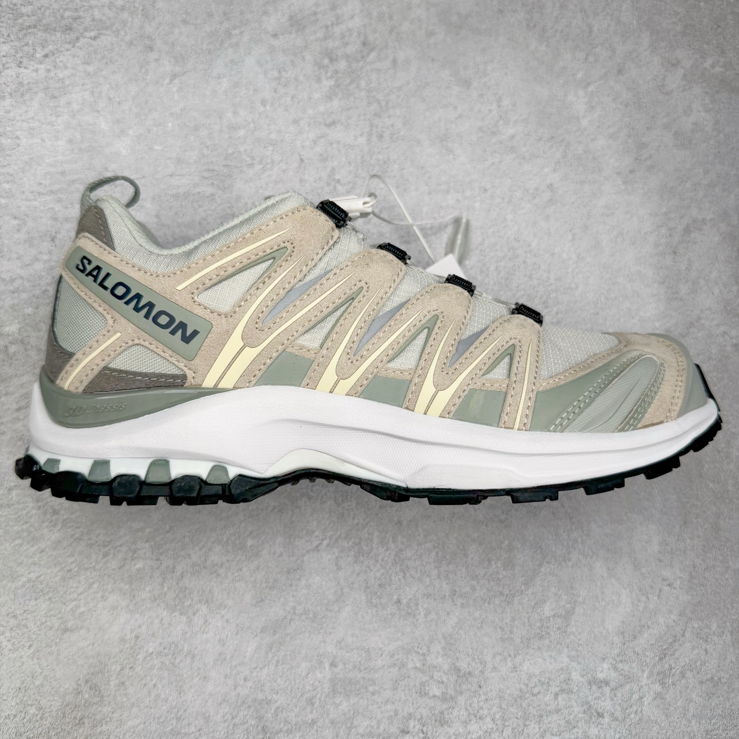 图片[2]-＃HP纯原 SALOMON XA Pro 3D ADV 萨洛蒙潮流越野机能户外功能鞋 虎扑平台特供订单 耗时半年巨作 全套原纸板楦头开发 原厂特供网布配套加持 确保原汁原味 完美呈现版型 原档数据独家私模五层组合大底 男女鞋同步官方开发至46.5 原装Ortholite轻量化鞋垫 中底布带钢印编号 原厂TPU锁扣 进口港宝加持 后跟自然饱满 还原公司包裹性 SENSIFIT 包裹技术，能够根据脚型完美贴合脚部，给予全方位的包裹与支撑。Quicklace 系带系统则彻底简化了系带过程，只需轻轻一拉，就能快速系紧鞋带。Contagrip 科技的加持，确保了卓越的抓地性能，无论是在湿滑的雨天街道，还是在泥泞的山路，都能行走自如，大大降低了滑倒的风险。专为户外运动而生的 3D Chassis 技术，实现出色的防扭转性能与稳定支撑，减少运动损伤。 多层底部结构搭配创新的 3D 稳定底盘，在提供出色减震与支撑的同时，其流线型的外观设计与色彩搭配亦成为了潮流的焦点，让功能性与时尚感完美结合。尺码：36 36.5 37.5 38 38.5 39 40 40.5 41 42 42.5 43 44 44.5 45 46.5-选品中心