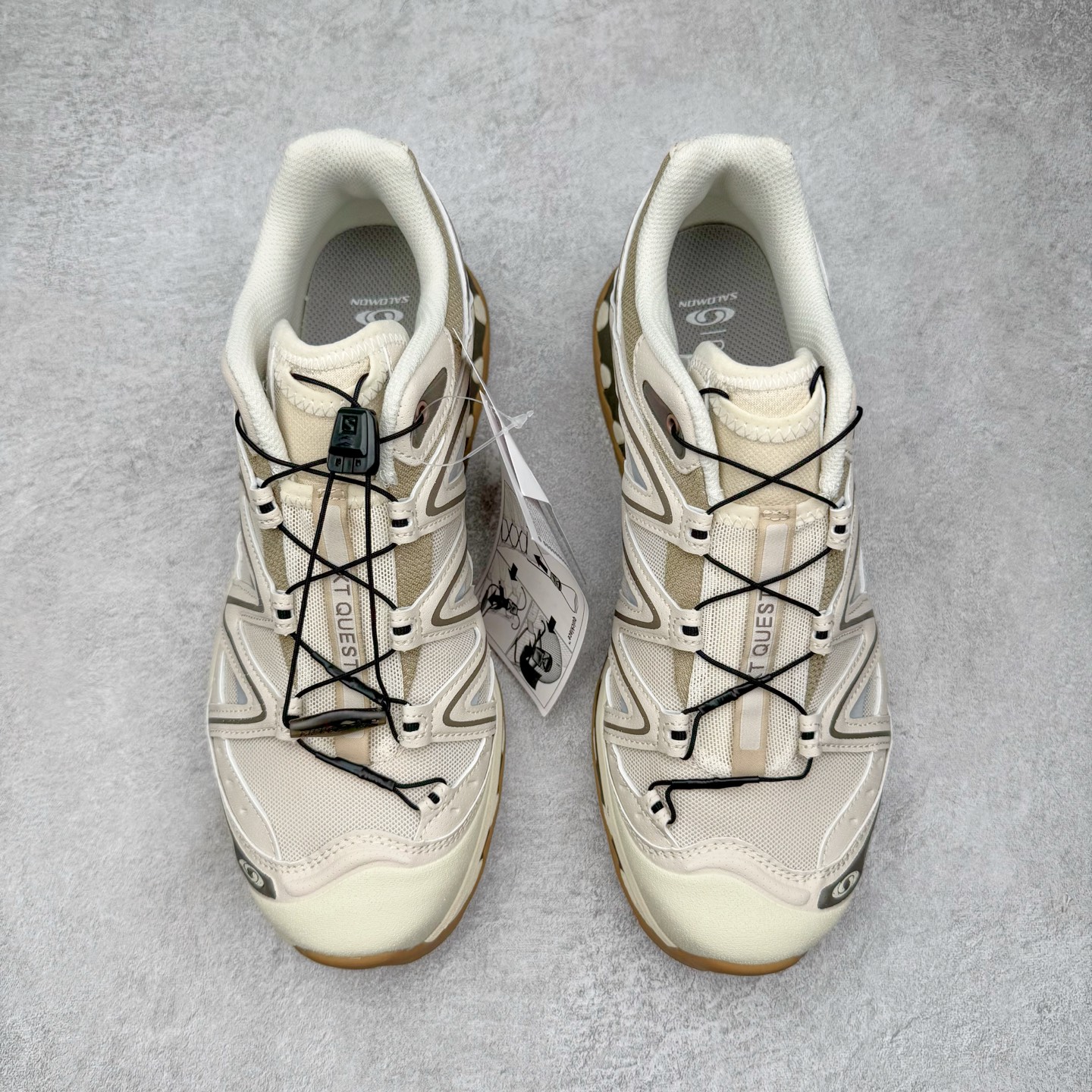 图片[2]-＃HP纯原 Salomon XT-QUEST ADV 萨洛蒙潮流越野机能户外功能鞋 纯原外贸平台特供订单 耗时半年巨作 全套原纸板楦头开发 原厂特供网布配套加持 确保原汁原味 完美呈现版型 原档数据独家私模五层组合大底 男女鞋同步官方开发至46.5 原装Ortholite轻量化鞋垫 中底布带钢印编号 原厂TPU锁扣 进口港宝加持 后跟自然饱满 还原公司包裹性 基于 SALOMON 初代 XT 鞋身造型并搭载 4D ADVANCED CHASSIS™ 大底打造而成 为这款 XT-QUEST 带来了多项足部控制与保护等功能性 如在运动过程中控制左右晃动的过程而提高稳定性、改善长途越野过程中足中到足尖的过渡、提高感知岩石的精确度以抵抗尖锐物体对脚底的伤害以及采用动态缓冲来增强穿着舒适感 从而减轻疲劳感 使 XT-QUEST 成为一双舒适且安全的户外之履 尺码：36 36.5 37.5 38 38.5 39 40 40.5 41 42 42.5 43 44 44.5 45 46.5-选品中心