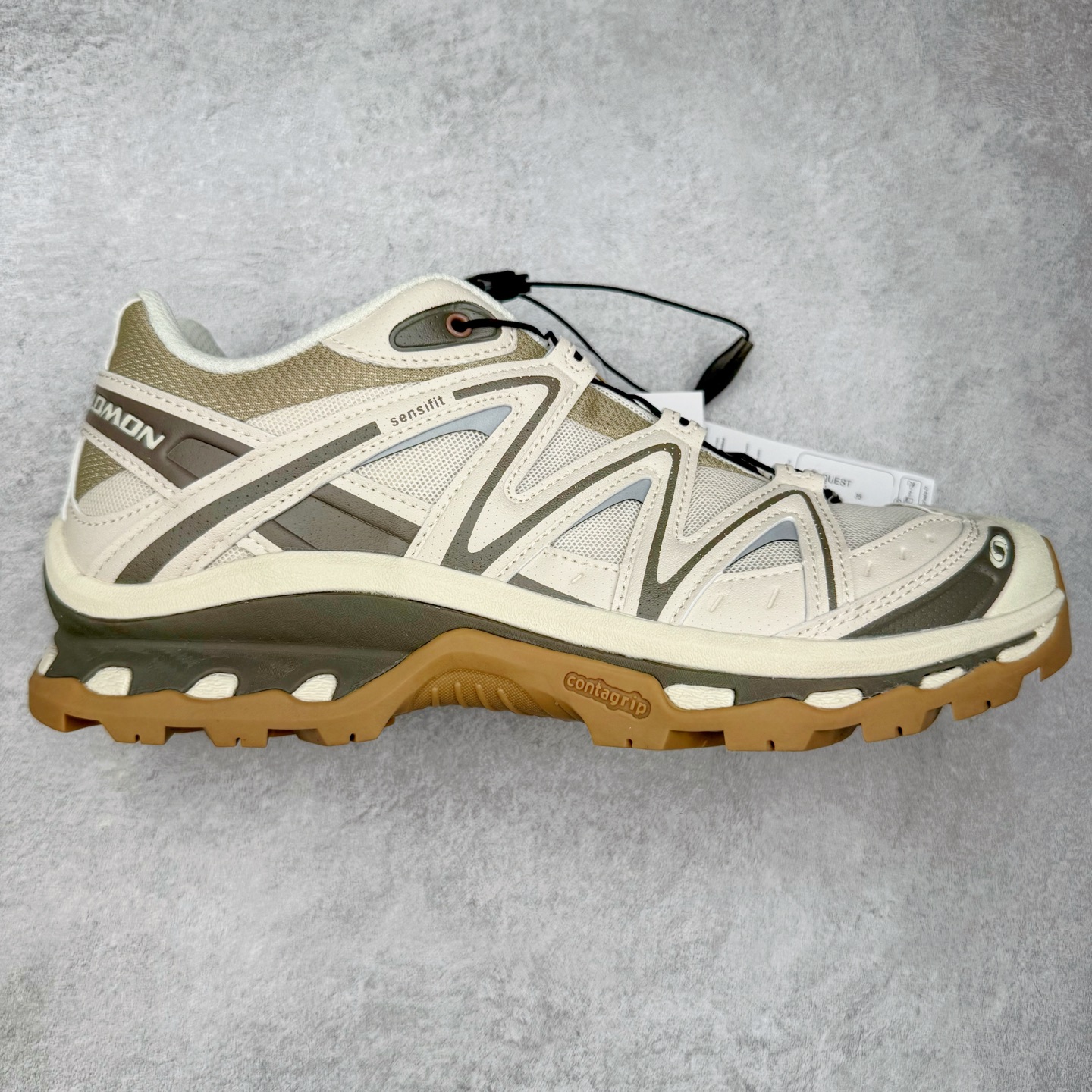 ＃HP纯原 Salomon XT-QUEST ADV 萨洛蒙潮流越野机能户外功能鞋 纯原外贸平台特供订单 耗时半年巨作 全套原纸板楦头开发 原厂特供网布配套加持 确保原汁原味 完美呈现版型 原档数据独家私模五层组合大底 男女鞋同步官方开发至46.5 原装Ortholite轻量化鞋垫 中底布带钢印编号 原厂TPU锁扣 进口港宝加持 后跟自然饱满 还原公司包裹性 基于 SALOMON 初代 XT 鞋身造型并搭载 4D ADVANCED CHASSIS™ 大底打造而成 为这款 XT-QUEST 带来了多项足部控制与保护等功能性 如在运动过程中控制左右晃动的过程而提高稳定性、改善长途越野过程中足中到足尖的过渡、提高感知岩石的精确度以抵抗尖锐物体对脚底的伤害以及采用动态缓冲来增强穿着舒适感 从而减轻疲劳感 使 XT-QUEST 成为一双舒适且安全的户外之履 尺码：36 36.5 37.5 38 38.5 39 40 40.5 41 42 42.5 43 44 44.5 45 46.5-选品中心