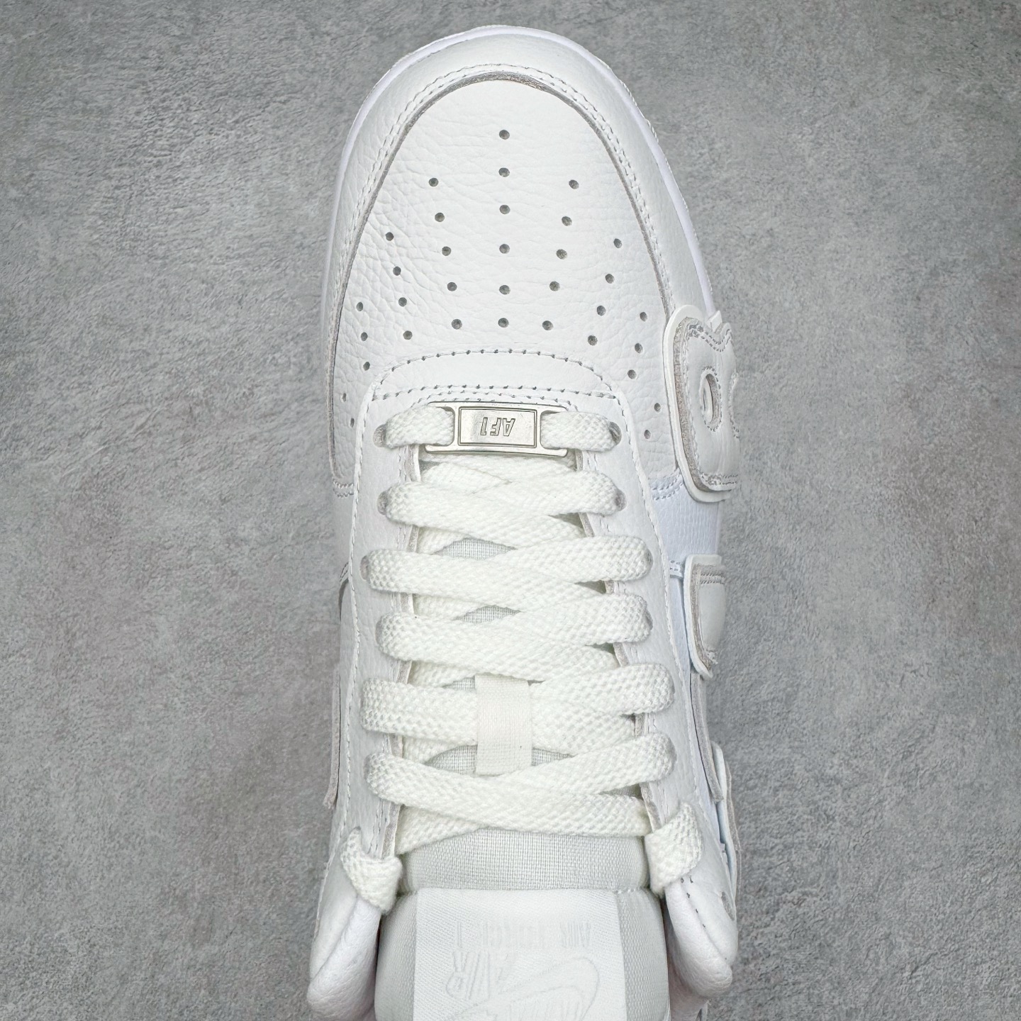 图片[4]-＃S2纯原 CPFM x NK Air Force 1 07 Low 空军一号系列低帮经典百搭休闲运动板鞋“联名放大补丁字母” FQ7069-100 近日，A$AP Bari 在其官方社交媒体上预告了 Cactus Plant Flea Market (CPFM) 和 Nike Air Force 1 Low 的全新配色。此次全新推出的紫色和苔藓绿配色，保留了原始黑白版本的标志性风格，均采用皮革鞋面、尼龙鞋舌、带有反光底衬的「AIR SUNSHINE」及同色 AF1 橡胶鞋底。尺码：39 40 40.5 41 42 42.5 43 44 44.5 45 46 47.5 48.5-选品中心