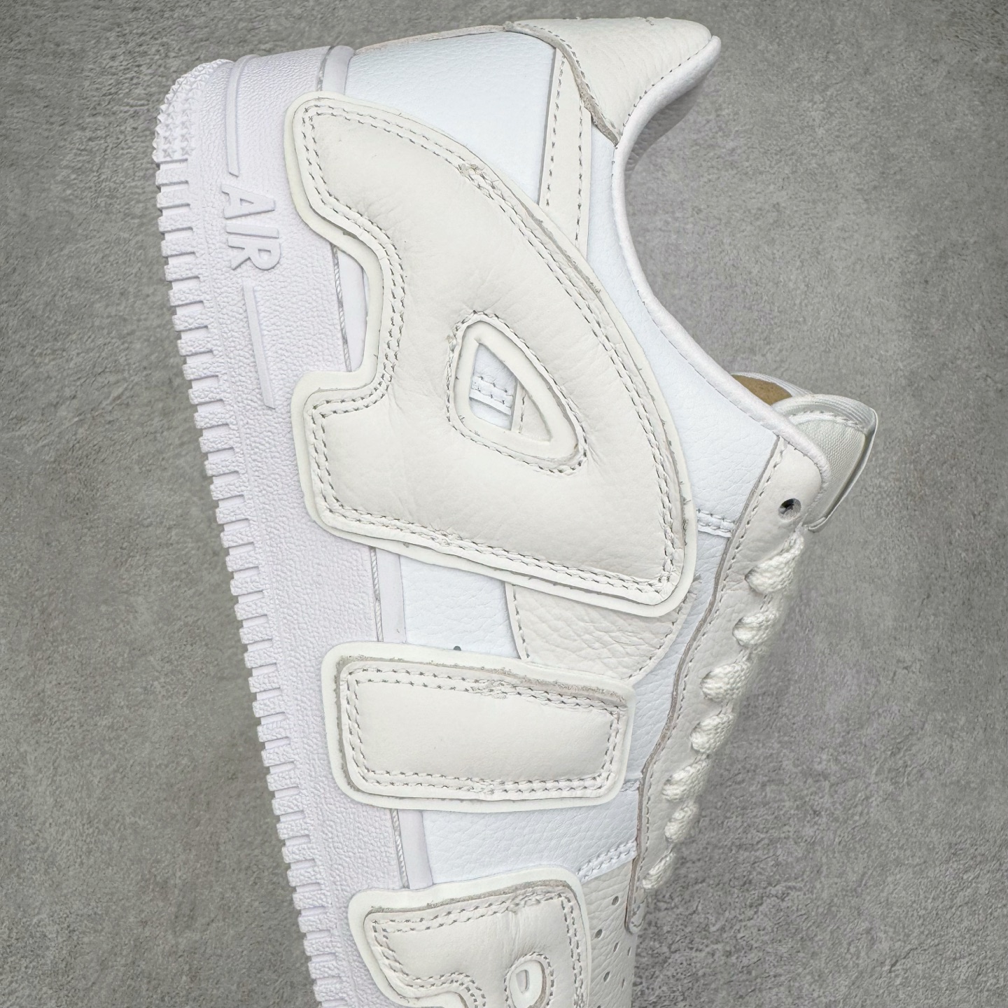 图片[6]-＃S2纯原 CPFM x NK Air Force 1 07 Low 空军一号系列低帮经典百搭休闲运动板鞋“联名放大补丁字母” FQ7069-100 近日，A$AP Bari 在其官方社交媒体上预告了 Cactus Plant Flea Market (CPFM) 和 Nike Air Force 1 Low 的全新配色。此次全新推出的紫色和苔藓绿配色，保留了原始黑白版本的标志性风格，均采用皮革鞋面、尼龙鞋舌、带有反光底衬的「AIR SUNSHINE」及同色 AF1 橡胶鞋底。尺码：39 40 40.5 41 42 42.5 43 44 44.5 45 46 47.5 48.5-选品中心