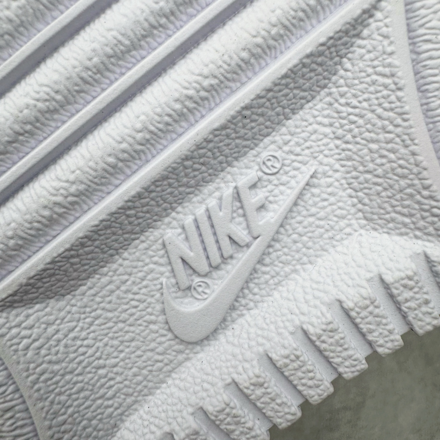 图片[22]-＃S2纯原 CPFM x NK Air Force 1 07 Low 空军一号系列低帮经典百搭休闲运动板鞋“联名放大补丁字母” FQ7069-100 近日，A$AP Bari 在其官方社交媒体上预告了 Cactus Plant Flea Market (CPFM) 和 Nike Air Force 1 Low 的全新配色。此次全新推出的紫色和苔藓绿配色，保留了原始黑白版本的标志性风格，均采用皮革鞋面、尼龙鞋舌、带有反光底衬的「AIR SUNSHINE」及同色 AF1 橡胶鞋底。尺码：39 40 40.5 41 42 42.5 43 44 44.5 45 46 47.5 48.5-选品中心