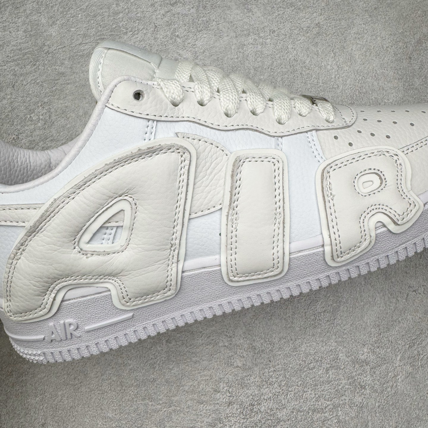 图片[23]-＃S2纯原 CPFM x NK Air Force 1 07 Low 空军一号系列低帮经典百搭休闲运动板鞋“联名放大补丁字母” FQ7069-100 近日，A$AP Bari 在其官方社交媒体上预告了 Cactus Plant Flea Market (CPFM) 和 Nike Air Force 1 Low 的全新配色。此次全新推出的紫色和苔藓绿配色，保留了原始黑白版本的标志性风格，均采用皮革鞋面、尼龙鞋舌、带有反光底衬的「AIR SUNSHINE」及同色 AF1 橡胶鞋底。尺码：39 40 40.5 41 42 42.5 43 44 44.5 45 46 47.5 48.5-选品中心