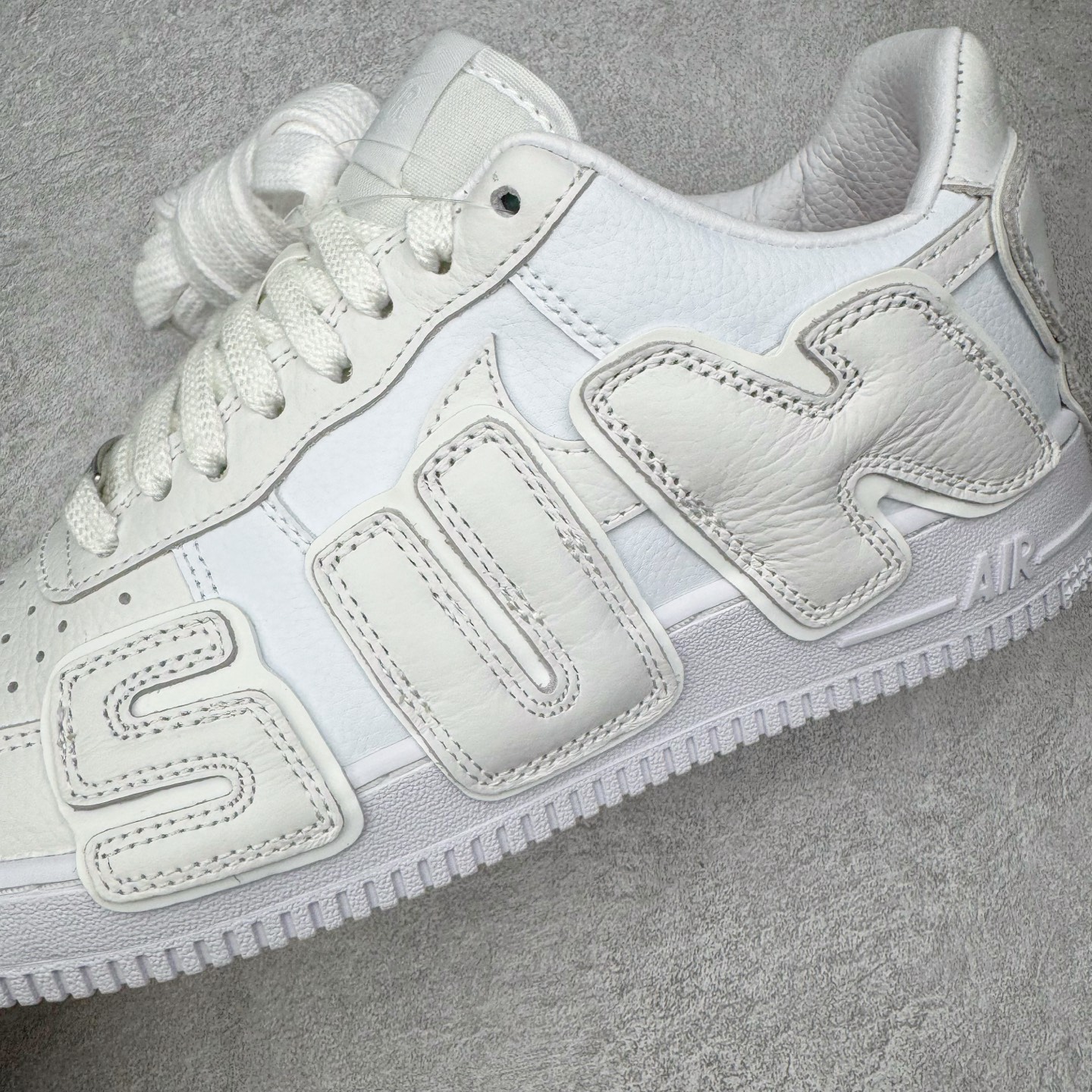 图片[14]-＃S2纯原 CPFM x NK Air Force 1 07 Low 空军一号系列低帮经典百搭休闲运动板鞋“联名放大补丁字母” FQ7069-100 近日，A$AP Bari 在其官方社交媒体上预告了 Cactus Plant Flea Market (CPFM) 和 Nike Air Force 1 Low 的全新配色。此次全新推出的紫色和苔藓绿配色，保留了原始黑白版本的标志性风格，均采用皮革鞋面、尼龙鞋舌、带有反光底衬的「AIR SUNSHINE」及同色 AF1 橡胶鞋底。尺码：39 40 40.5 41 42 42.5 43 44 44.5 45 46 47.5 48.5-选品中心