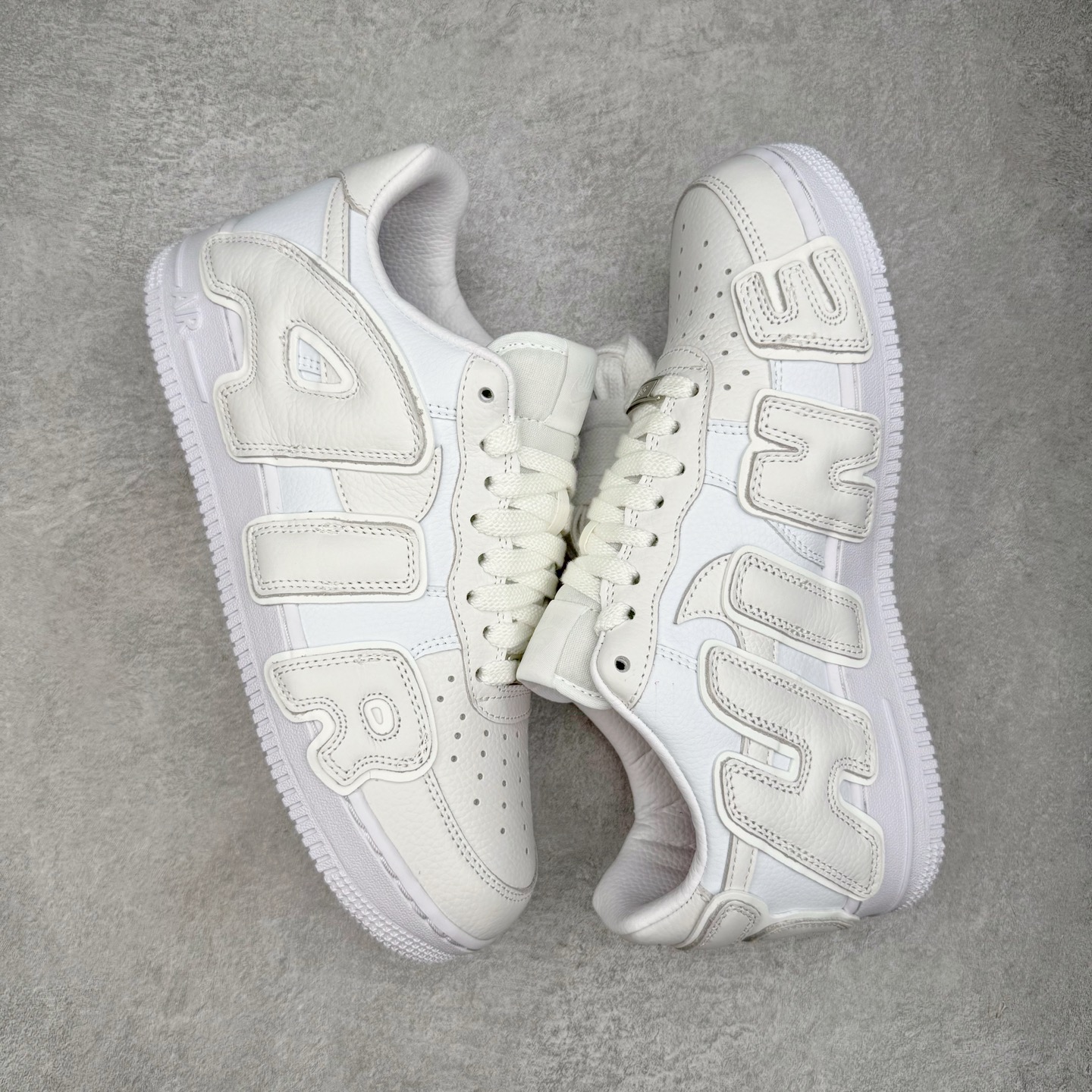 图片[3]-＃S2纯原 CPFM x NK Air Force 1 07 Low 空军一号系列低帮经典百搭休闲运动板鞋“联名放大补丁字母” FQ7069-100 近日，A$AP Bari 在其官方社交媒体上预告了 Cactus Plant Flea Market (CPFM) 和 Nike Air Force 1 Low 的全新配色。此次全新推出的紫色和苔藓绿配色，保留了原始黑白版本的标志性风格，均采用皮革鞋面、尼龙鞋舌、带有反光底衬的「AIR SUNSHINE」及同色 AF1 橡胶鞋底。尺码：39 40 40.5 41 42 42.5 43 44 44.5 45 46 47.5 48.5-选品中心