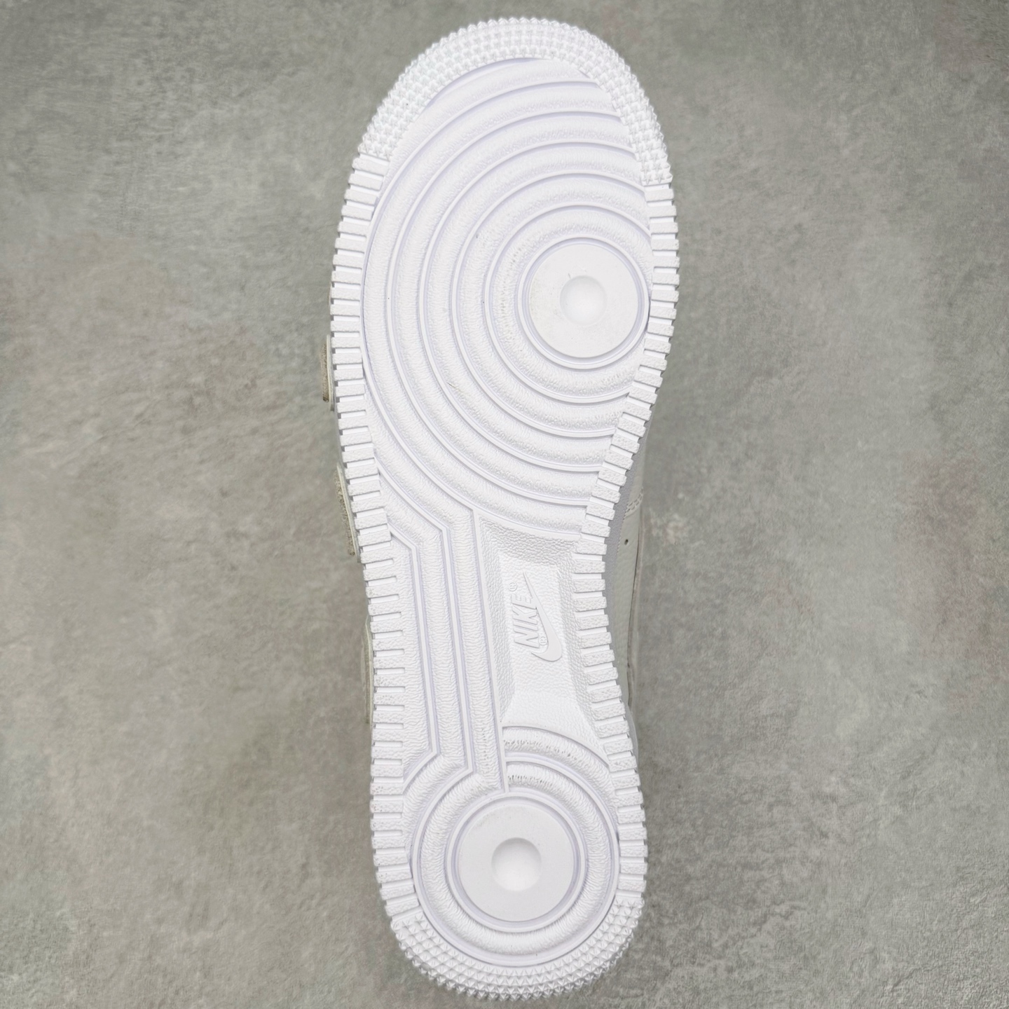 图片[9]-＃S2纯原 CPFM x NK Air Force 1 07 Low 空军一号系列低帮经典百搭休闲运动板鞋“联名放大补丁字母” FQ7069-100 近日，A$AP Bari 在其官方社交媒体上预告了 Cactus Plant Flea Market (CPFM) 和 Nike Air Force 1 Low 的全新配色。此次全新推出的紫色和苔藓绿配色，保留了原始黑白版本的标志性风格，均采用皮革鞋面、尼龙鞋舌、带有反光底衬的「AIR SUNSHINE」及同色 AF1 橡胶鞋底。尺码：39 40 40.5 41 42 42.5 43 44 44.5 45 46 47.5 48.5-选品中心