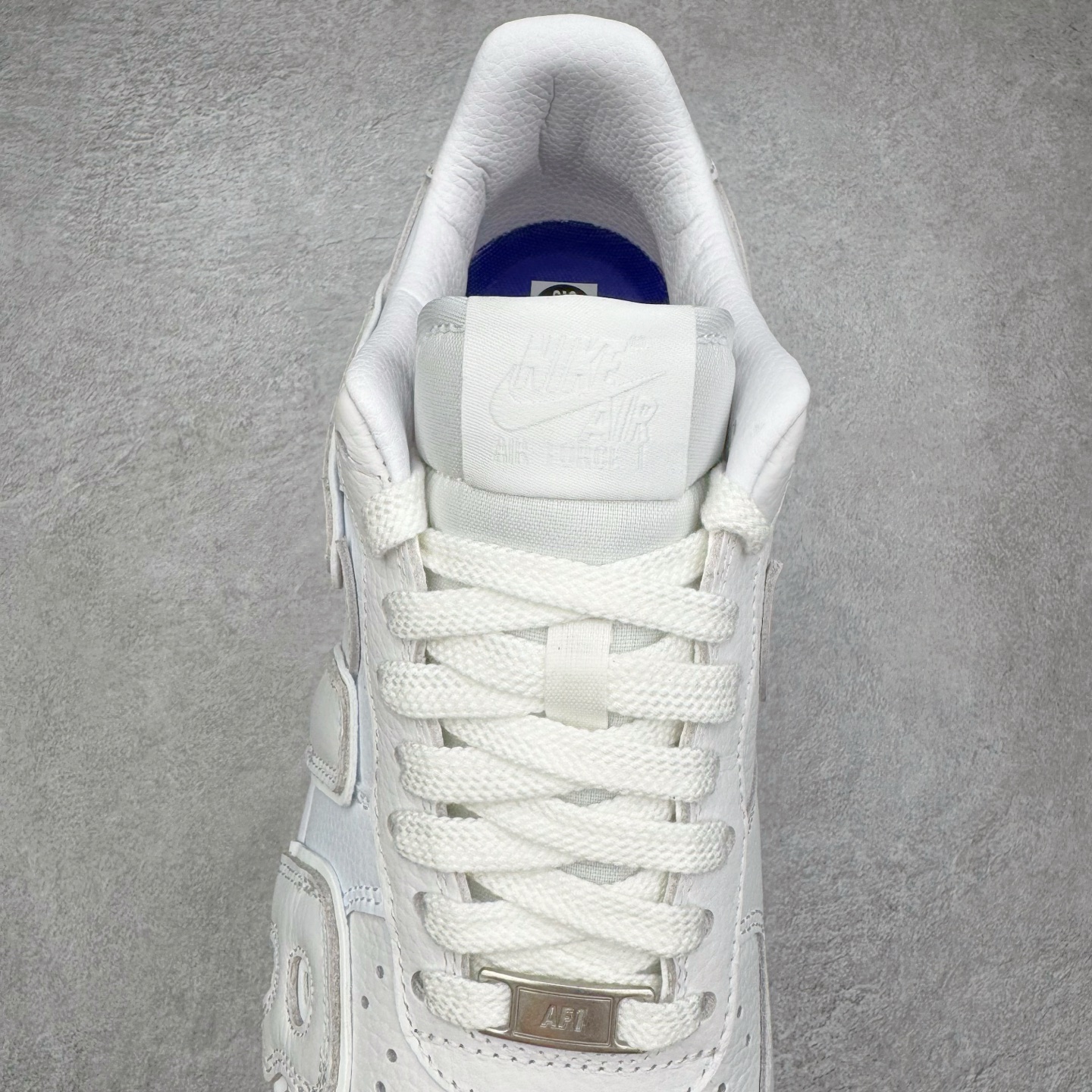 图片[5]-＃S2纯原 CPFM x NK Air Force 1 07 Low 空军一号系列低帮经典百搭休闲运动板鞋“联名放大补丁字母” FQ7069-100 近日，A$AP Bari 在其官方社交媒体上预告了 Cactus Plant Flea Market (CPFM) 和 Nike Air Force 1 Low 的全新配色。此次全新推出的紫色和苔藓绿配色，保留了原始黑白版本的标志性风格，均采用皮革鞋面、尼龙鞋舌、带有反光底衬的「AIR SUNSHINE」及同色 AF1 橡胶鞋底。尺码：39 40 40.5 41 42 42.5 43 44 44.5 45 46 47.5 48.5-选品中心