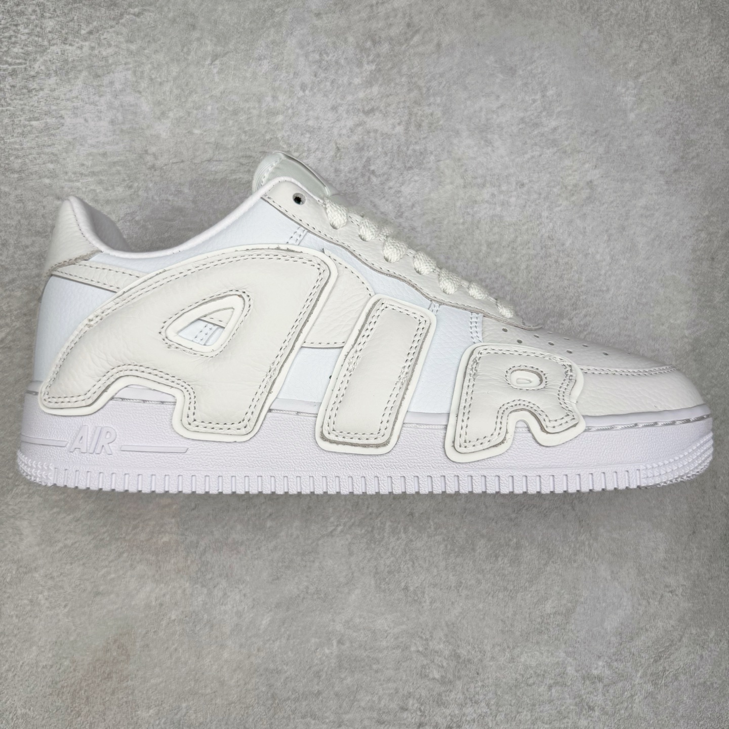 ＃S2纯原 CPFM x NK Air Force 1 07 Low 空军一号系列低帮经典百搭休闲运动板鞋“联名放大补丁字母” FQ7069-100 近日，A$AP Bari 在其官方社交媒体上预告了 Cactus Plant Flea Market (CPFM) 和 Nike Air Force 1 Low 的全新配色。此次全新推出的紫色和苔藓绿配色，保留了原始黑白版本的标志性风格，均采用皮革鞋面、尼龙鞋舌、带有反光底衬的「AIR SUNSHINE」及同色 AF1 橡胶鞋底。尺码：39 40 40.5 41 42 42.5 43 44 44.5 45 46 47.5 48.5-选品中心