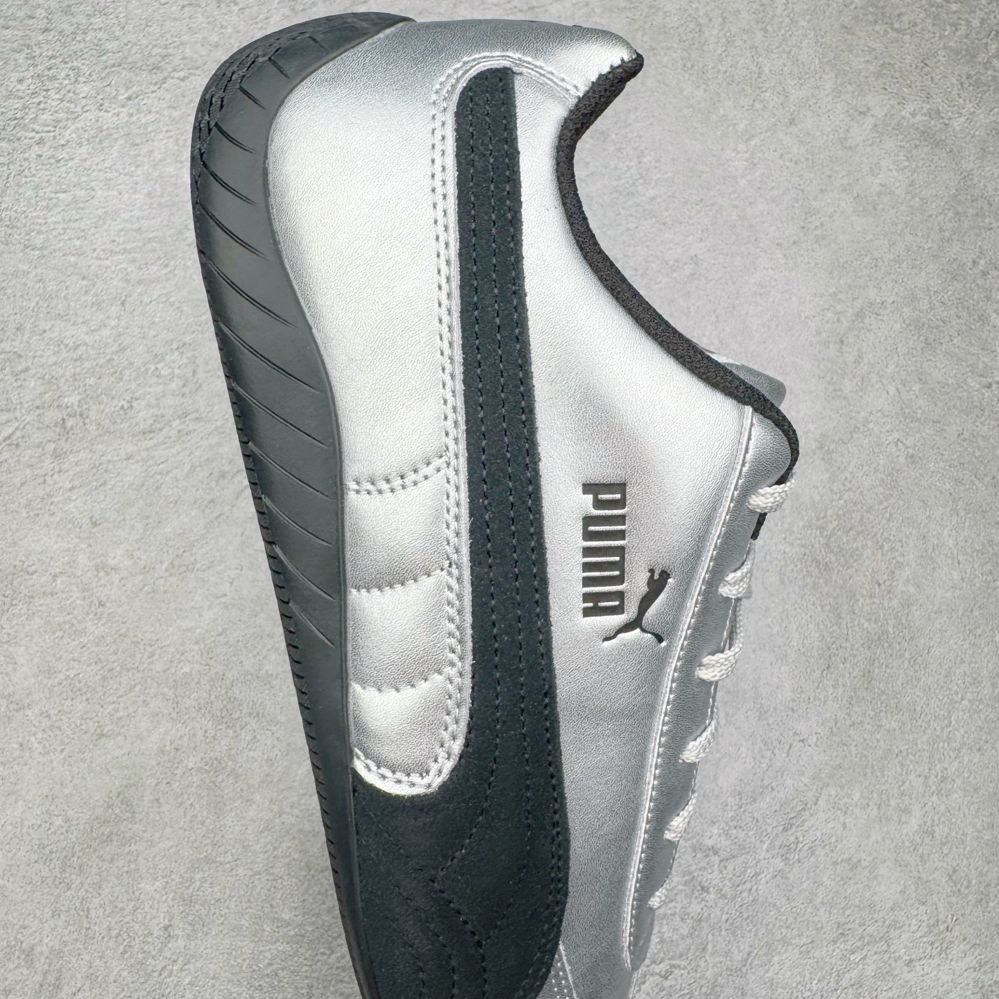 图片[6]-＃S2纯原 PUMA Speedca OG 彪马极速赛车系列低帮德训风拼接复古百搭休闲运动赛车鞋 鞋款从80、90年代赛车手所穿的防火赛车鞋为原型，鞋身线条模仿了赛车的流线廓形，体现了空气动力学原理的结构。简约流畅的外观，恰好又和贯穿其中的Formstrip Logo融合恰到好处，视觉上细节丰富且协调。本次Speedcat OG鞋款归来，最大看点自然式保留了窄版鞋型以及薄底构造。这两年各品牌鞋底越做越厚，Speedcat反其道而行之，上脚几乎无鞋底的效果带来耳目一新的视觉体验。鞋面依旧是以质感细腻的麂皮材质打造，并且大面积近乎全包裹的使用，复古味道也愈发浓烈。配色上更是将最原始的黑色和红色带回，向F1赛车队的标志性队服致敬。相信让各位一眼种草的更多是出挑的大红色，上脚即可瞬间点亮整体造型，在以球鞋为核心的OOTD中脱颖而出。而另一款黑色则是低调的万金油，彰显新潮个性的同时又不喧宾夺主，也是热爱简约系穿搭朋友的首选。 尺码：36 37 37.5 38 38.5 39 40 40.5 41 42 42.5 43 44 44.5 45 46-选品中心