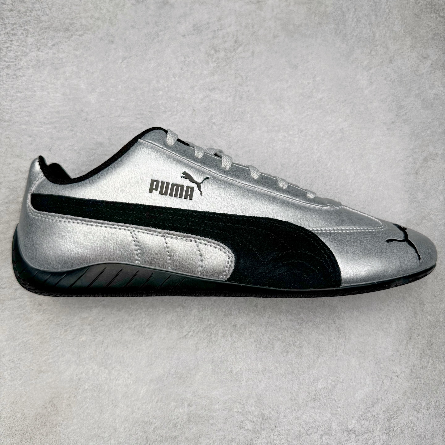 ＃S2纯原 PUMA Speedca OG 彪马极速赛车系列低帮德训风拼接复古百搭休闲运动赛车鞋 鞋款从80、90年代赛车手所穿的防火赛车鞋为原型，鞋身线条模仿了赛车的流线廓形，体现了空气动力学原理的结构。简约流畅的外观，恰好又和贯穿其中的Formstrip Logo融合恰到好处，视觉上细节丰富且协调。本次Speedcat OG鞋款归来，最大看点自然式保留了窄版鞋型以及薄底构造。这两年各品牌鞋底越做越厚，Speedcat反其道而行之，上脚几乎无鞋底的效果带来耳目一新的视觉体验。鞋面依旧是以质感细腻的麂皮材质打造，并且大面积近乎全包裹的使用，复古味道也愈发浓烈。配色上更是将最原始的黑色和红色带回，向F1赛车队的标志性队服致敬。相信让各位一眼种草的更多是出挑的大红色，上脚即可瞬间点亮整体造型，在以球鞋为核心的OOTD中脱颖而出。而另一款黑色则是低调的万金油，彰显新潮个性的同时又不喧宾夺主，也是热爱简约系穿搭朋友的首选。 尺码：36 37 37.5 38 38.5 39 40 40.5 41 42 42.5 43 44 44.5 45 46-选品中心