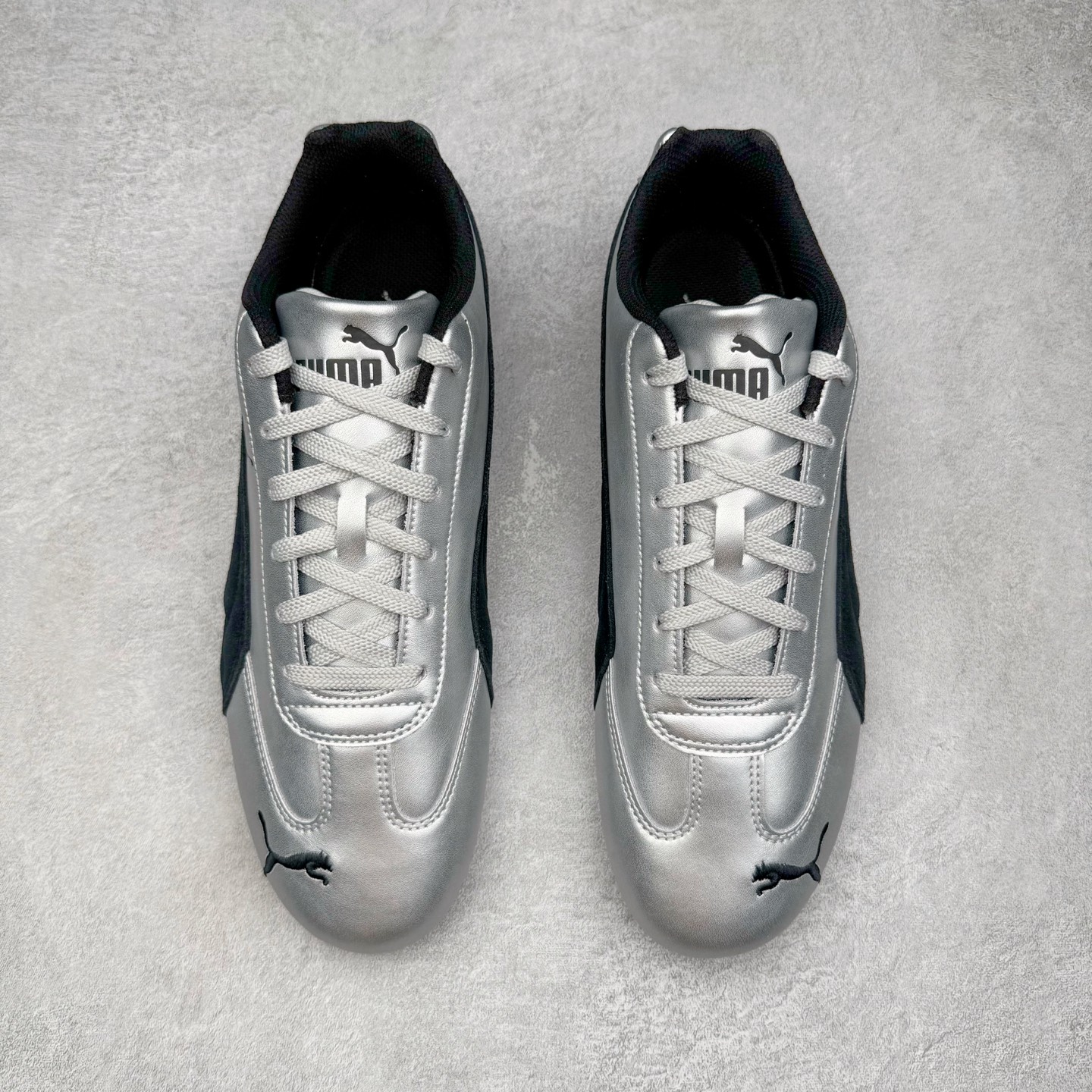 图片[2]-＃S2纯原 PUMA Speedca OG 彪马极速赛车系列低帮德训风拼接复古百搭休闲运动赛车鞋 鞋款从80、90年代赛车手所穿的防火赛车鞋为原型，鞋身线条模仿了赛车的流线廓形，体现了空气动力学原理的结构。简约流畅的外观，恰好又和贯穿其中的Formstrip Logo融合恰到好处，视觉上细节丰富且协调。本次Speedcat OG鞋款归来，最大看点自然式保留了窄版鞋型以及薄底构造。这两年各品牌鞋底越做越厚，Speedcat反其道而行之，上脚几乎无鞋底的效果带来耳目一新的视觉体验。鞋面依旧是以质感细腻的麂皮材质打造，并且大面积近乎全包裹的使用，复古味道也愈发浓烈。配色上更是将最原始的黑色和红色带回，向F1赛车队的标志性队服致敬。相信让各位一眼种草的更多是出挑的大红色，上脚即可瞬间点亮整体造型，在以球鞋为核心的OOTD中脱颖而出。而另一款黑色则是低调的万金油，彰显新潮个性的同时又不喧宾夺主，也是热爱简约系穿搭朋友的首选。 尺码：36 37 37.5 38 38.5 39 40 40.5 41 42 42.5 43 44 44.5 45 46-选品中心