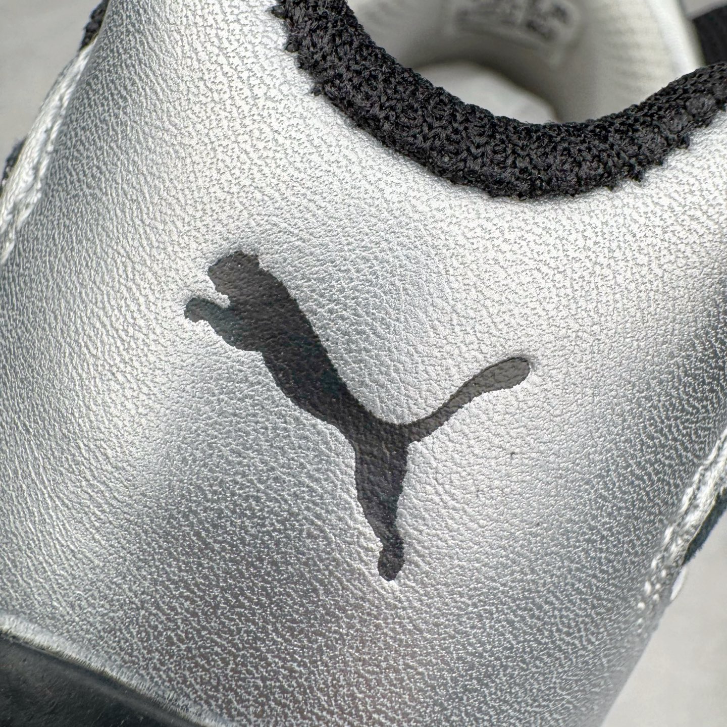 图片[17]-＃S2纯原 PUMA Speedca OG 彪马极速赛车系列低帮德训风拼接复古百搭休闲运动赛车鞋 鞋款从80、90年代赛车手所穿的防火赛车鞋为原型，鞋身线条模仿了赛车的流线廓形，体现了空气动力学原理的结构。简约流畅的外观，恰好又和贯穿其中的Formstrip Logo融合恰到好处，视觉上细节丰富且协调。本次Speedcat OG鞋款归来，最大看点自然式保留了窄版鞋型以及薄底构造。这两年各品牌鞋底越做越厚，Speedcat反其道而行之，上脚几乎无鞋底的效果带来耳目一新的视觉体验。鞋面依旧是以质感细腻的麂皮材质打造，并且大面积近乎全包裹的使用，复古味道也愈发浓烈。配色上更是将最原始的黑色和红色带回，向F1赛车队的标志性队服致敬。相信让各位一眼种草的更多是出挑的大红色，上脚即可瞬间点亮整体造型，在以球鞋为核心的OOTD中脱颖而出。而另一款黑色则是低调的万金油，彰显新潮个性的同时又不喧宾夺主，也是热爱简约系穿搭朋友的首选。 尺码：36 37 37.5 38 38.5 39 40 40.5 41 42 42.5 43 44 44.5 45 46-选品中心