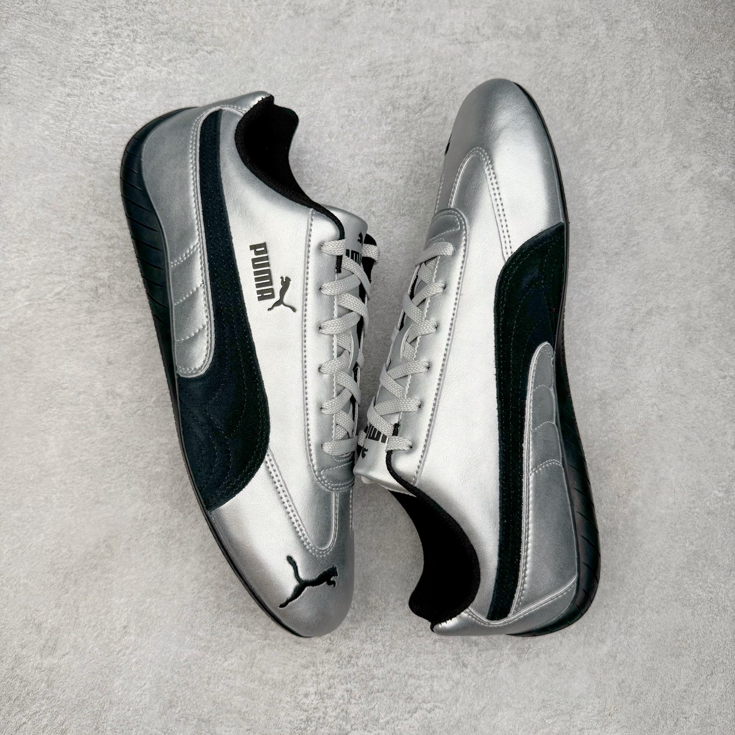 图片[3]-＃S2纯原 PUMA Speedca OG 彪马极速赛车系列低帮德训风拼接复古百搭休闲运动赛车鞋 鞋款从80、90年代赛车手所穿的防火赛车鞋为原型，鞋身线条模仿了赛车的流线廓形，体现了空气动力学原理的结构。简约流畅的外观，恰好又和贯穿其中的Formstrip Logo融合恰到好处，视觉上细节丰富且协调。本次Speedcat OG鞋款归来，最大看点自然式保留了窄版鞋型以及薄底构造。这两年各品牌鞋底越做越厚，Speedcat反其道而行之，上脚几乎无鞋底的效果带来耳目一新的视觉体验。鞋面依旧是以质感细腻的麂皮材质打造，并且大面积近乎全包裹的使用，复古味道也愈发浓烈。配色上更是将最原始的黑色和红色带回，向F1赛车队的标志性队服致敬。相信让各位一眼种草的更多是出挑的大红色，上脚即可瞬间点亮整体造型，在以球鞋为核心的OOTD中脱颖而出。而另一款黑色则是低调的万金油，彰显新潮个性的同时又不喧宾夺主，也是热爱简约系穿搭朋友的首选。 尺码：36 37 37.5 38 38.5 39 40 40.5 41 42 42.5 43 44 44.5 45 46-选品中心