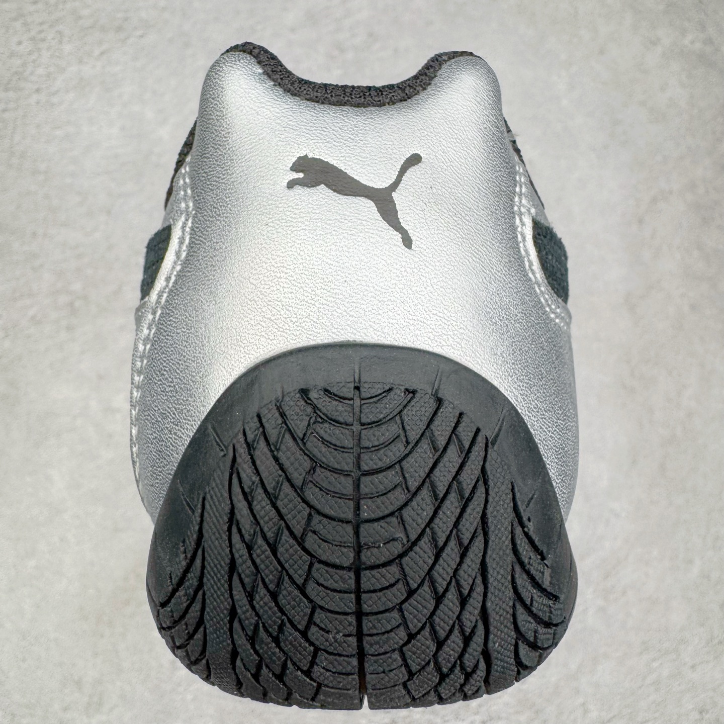 图片[8]-＃S2纯原 PUMA Speedca OG 彪马极速赛车系列低帮德训风拼接复古百搭休闲运动赛车鞋 鞋款从80、90年代赛车手所穿的防火赛车鞋为原型，鞋身线条模仿了赛车的流线廓形，体现了空气动力学原理的结构。简约流畅的外观，恰好又和贯穿其中的Formstrip Logo融合恰到好处，视觉上细节丰富且协调。本次Speedcat OG鞋款归来，最大看点自然式保留了窄版鞋型以及薄底构造。这两年各品牌鞋底越做越厚，Speedcat反其道而行之，上脚几乎无鞋底的效果带来耳目一新的视觉体验。鞋面依旧是以质感细腻的麂皮材质打造，并且大面积近乎全包裹的使用，复古味道也愈发浓烈。配色上更是将最原始的黑色和红色带回，向F1赛车队的标志性队服致敬。相信让各位一眼种草的更多是出挑的大红色，上脚即可瞬间点亮整体造型，在以球鞋为核心的OOTD中脱颖而出。而另一款黑色则是低调的万金油，彰显新潮个性的同时又不喧宾夺主，也是热爱简约系穿搭朋友的首选。 尺码：36 37 37.5 38 38.5 39 40 40.5 41 42 42.5 43 44 44.5 45 46-选品中心