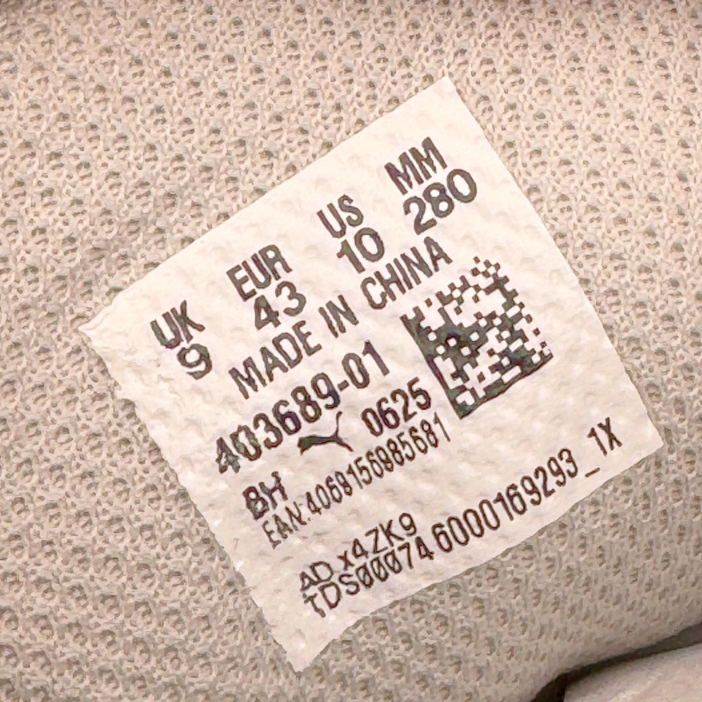 图片[11]-＃S2纯原 PUMA Speedca OG 彪马极速赛车系列低帮德训风拼接复古百搭休闲运动赛车鞋 鞋款从80、90年代赛车手所穿的防火赛车鞋为原型，鞋身线条模仿了赛车的流线廓形，体现了空气动力学原理的结构。简约流畅的外观，恰好又和贯穿其中的Formstrip Logo融合恰到好处，视觉上细节丰富且协调。本次Speedcat OG鞋款归来，最大看点自然式保留了窄版鞋型以及薄底构造。这两年各品牌鞋底越做越厚，Speedcat反其道而行之，上脚几乎无鞋底的效果带来耳目一新的视觉体验。鞋面依旧是以质感细腻的麂皮材质打造，并且大面积近乎全包裹的使用，复古味道也愈发浓烈。配色上更是将最原始的黑色和红色带回，向F1赛车队的标志性队服致敬。相信让各位一眼种草的更多是出挑的大红色，上脚即可瞬间点亮整体造型，在以球鞋为核心的OOTD中脱颖而出。而另一款黑色则是低调的万金油，彰显新潮个性的同时又不喧宾夺主，也是热爱简约系穿搭朋友的首选。 尺码：36 37 37.5 38 38.5 39 40 40.5 41 42 42.5 43 44 44.5 45 46-选品中心