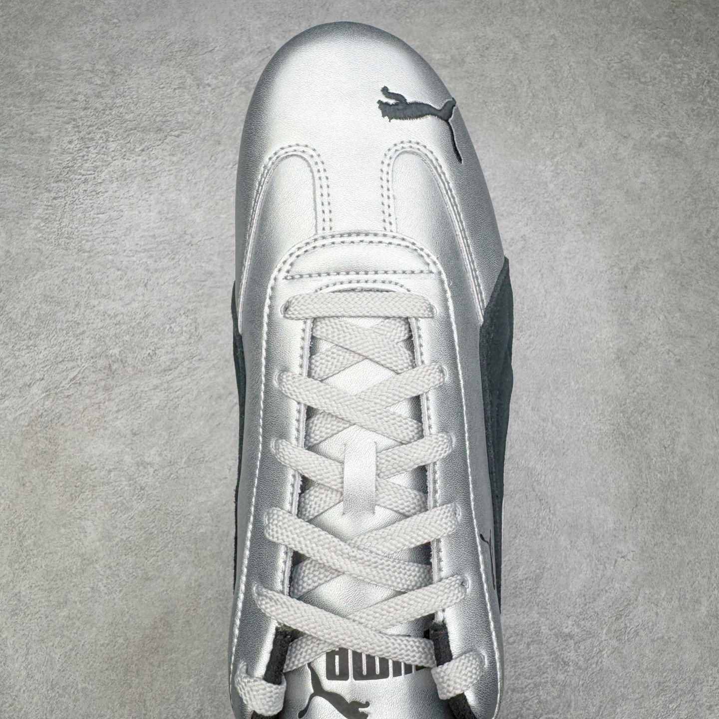 图片[4]-＃S2纯原 PUMA Speedca OG 彪马极速赛车系列低帮德训风拼接复古百搭休闲运动赛车鞋 鞋款从80、90年代赛车手所穿的防火赛车鞋为原型，鞋身线条模仿了赛车的流线廓形，体现了空气动力学原理的结构。简约流畅的外观，恰好又和贯穿其中的Formstrip Logo融合恰到好处，视觉上细节丰富且协调。本次Speedcat OG鞋款归来，最大看点自然式保留了窄版鞋型以及薄底构造。这两年各品牌鞋底越做越厚，Speedcat反其道而行之，上脚几乎无鞋底的效果带来耳目一新的视觉体验。鞋面依旧是以质感细腻的麂皮材质打造，并且大面积近乎全包裹的使用，复古味道也愈发浓烈。配色上更是将最原始的黑色和红色带回，向F1赛车队的标志性队服致敬。相信让各位一眼种草的更多是出挑的大红色，上脚即可瞬间点亮整体造型，在以球鞋为核心的OOTD中脱颖而出。而另一款黑色则是低调的万金油，彰显新潮个性的同时又不喧宾夺主，也是热爱简约系穿搭朋友的首选。 尺码：36 37 37.5 38 38.5 39 40 40.5 41 42 42.5 43 44 44.5 45 46-选品中心