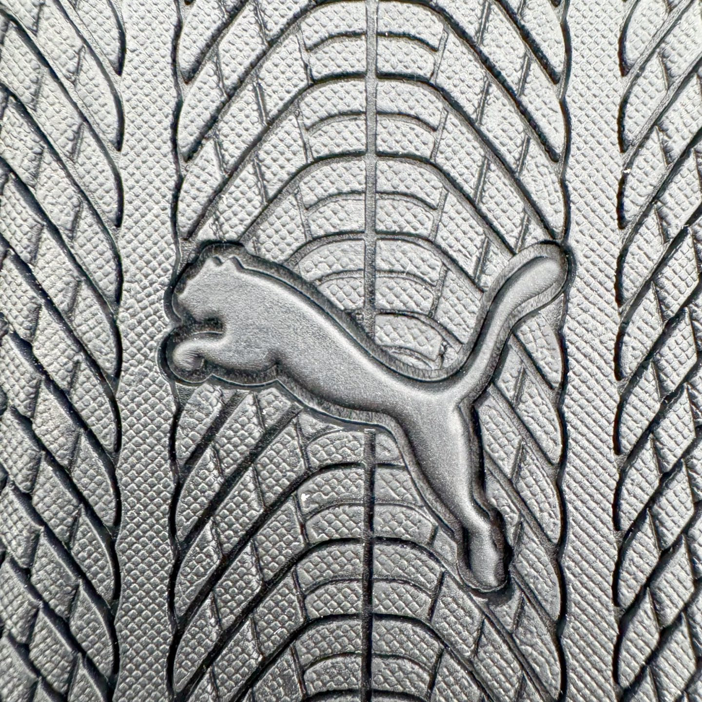 图片[18]-＃S2纯原 PUMA Speedca OG 彪马极速赛车系列低帮德训风拼接复古百搭休闲运动赛车鞋 鞋款从80、90年代赛车手所穿的防火赛车鞋为原型，鞋身线条模仿了赛车的流线廓形，体现了空气动力学原理的结构。简约流畅的外观，恰好又和贯穿其中的Formstrip Logo融合恰到好处，视觉上细节丰富且协调。本次Speedcat OG鞋款归来，最大看点自然式保留了窄版鞋型以及薄底构造。这两年各品牌鞋底越做越厚，Speedcat反其道而行之，上脚几乎无鞋底的效果带来耳目一新的视觉体验。鞋面依旧是以质感细腻的麂皮材质打造，并且大面积近乎全包裹的使用，复古味道也愈发浓烈。配色上更是将最原始的黑色和红色带回，向F1赛车队的标志性队服致敬。相信让各位一眼种草的更多是出挑的大红色，上脚即可瞬间点亮整体造型，在以球鞋为核心的OOTD中脱颖而出。而另一款黑色则是低调的万金油，彰显新潮个性的同时又不喧宾夺主，也是热爱简约系穿搭朋友的首选。 尺码：36 37 37.5 38 38.5 39 40 40.5 41 42 42.5 43 44 44.5 45 46-选品中心