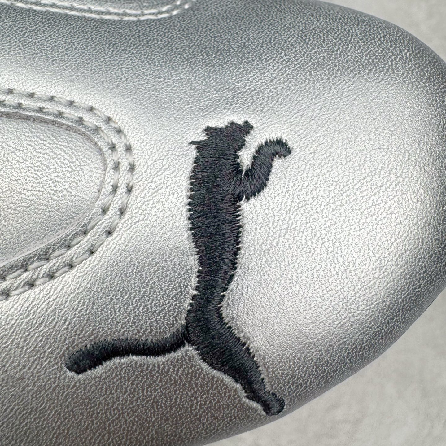 图片[15]-＃S2纯原 PUMA Speedca OG 彪马极速赛车系列低帮德训风拼接复古百搭休闲运动赛车鞋 鞋款从80、90年代赛车手所穿的防火赛车鞋为原型，鞋身线条模仿了赛车的流线廓形，体现了空气动力学原理的结构。简约流畅的外观，恰好又和贯穿其中的Formstrip Logo融合恰到好处，视觉上细节丰富且协调。本次Speedcat OG鞋款归来，最大看点自然式保留了窄版鞋型以及薄底构造。这两年各品牌鞋底越做越厚，Speedcat反其道而行之，上脚几乎无鞋底的效果带来耳目一新的视觉体验。鞋面依旧是以质感细腻的麂皮材质打造，并且大面积近乎全包裹的使用，复古味道也愈发浓烈。配色上更是将最原始的黑色和红色带回，向F1赛车队的标志性队服致敬。相信让各位一眼种草的更多是出挑的大红色，上脚即可瞬间点亮整体造型，在以球鞋为核心的OOTD中脱颖而出。而另一款黑色则是低调的万金油，彰显新潮个性的同时又不喧宾夺主，也是热爱简约系穿搭朋友的首选。 尺码：36 37 37.5 38 38.5 39 40 40.5 41 42 42.5 43 44 44.5 45 46-选品中心