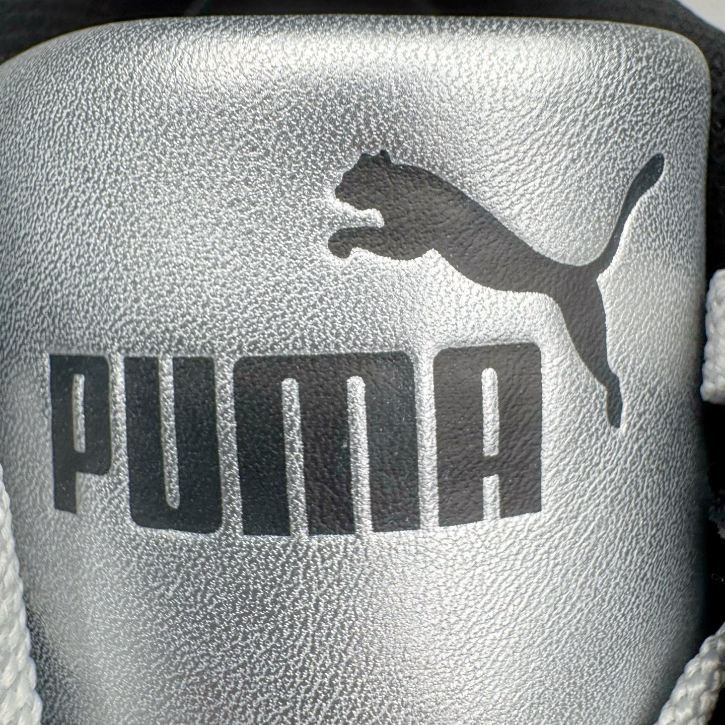 图片[19]-＃S2纯原 PUMA Speedca OG 彪马极速赛车系列低帮德训风拼接复古百搭休闲运动赛车鞋 鞋款从80、90年代赛车手所穿的防火赛车鞋为原型，鞋身线条模仿了赛车的流线廓形，体现了空气动力学原理的结构。简约流畅的外观，恰好又和贯穿其中的Formstrip Logo融合恰到好处，视觉上细节丰富且协调。本次Speedcat OG鞋款归来，最大看点自然式保留了窄版鞋型以及薄底构造。这两年各品牌鞋底越做越厚，Speedcat反其道而行之，上脚几乎无鞋底的效果带来耳目一新的视觉体验。鞋面依旧是以质感细腻的麂皮材质打造，并且大面积近乎全包裹的使用，复古味道也愈发浓烈。配色上更是将最原始的黑色和红色带回，向F1赛车队的标志性队服致敬。相信让各位一眼种草的更多是出挑的大红色，上脚即可瞬间点亮整体造型，在以球鞋为核心的OOTD中脱颖而出。而另一款黑色则是低调的万金油，彰显新潮个性的同时又不喧宾夺主，也是热爱简约系穿搭朋友的首选。 尺码：36 37 37.5 38 38.5 39 40 40.5 41 42 42.5 43 44 44.5 45 46-选品中心