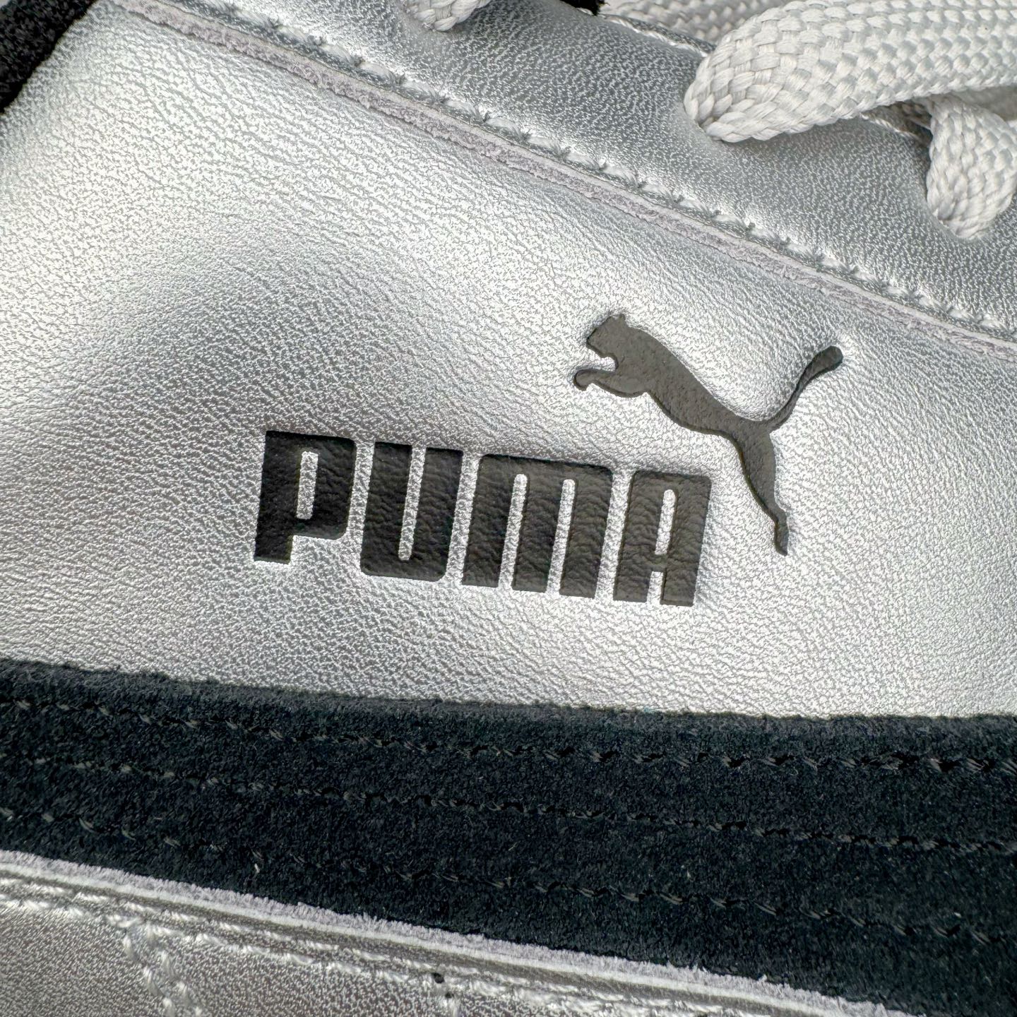 图片[13]-＃S2纯原 PUMA Speedca OG 彪马极速赛车系列低帮德训风拼接复古百搭休闲运动赛车鞋 鞋款从80、90年代赛车手所穿的防火赛车鞋为原型，鞋身线条模仿了赛车的流线廓形，体现了空气动力学原理的结构。简约流畅的外观，恰好又和贯穿其中的Formstrip Logo融合恰到好处，视觉上细节丰富且协调。本次Speedcat OG鞋款归来，最大看点自然式保留了窄版鞋型以及薄底构造。这两年各品牌鞋底越做越厚，Speedcat反其道而行之，上脚几乎无鞋底的效果带来耳目一新的视觉体验。鞋面依旧是以质感细腻的麂皮材质打造，并且大面积近乎全包裹的使用，复古味道也愈发浓烈。配色上更是将最原始的黑色和红色带回，向F1赛车队的标志性队服致敬。相信让各位一眼种草的更多是出挑的大红色，上脚即可瞬间点亮整体造型，在以球鞋为核心的OOTD中脱颖而出。而另一款黑色则是低调的万金油，彰显新潮个性的同时又不喧宾夺主，也是热爱简约系穿搭朋友的首选。 尺码：36 37 37.5 38 38.5 39 40 40.5 41 42 42.5 43 44 44.5 45 46-选品中心