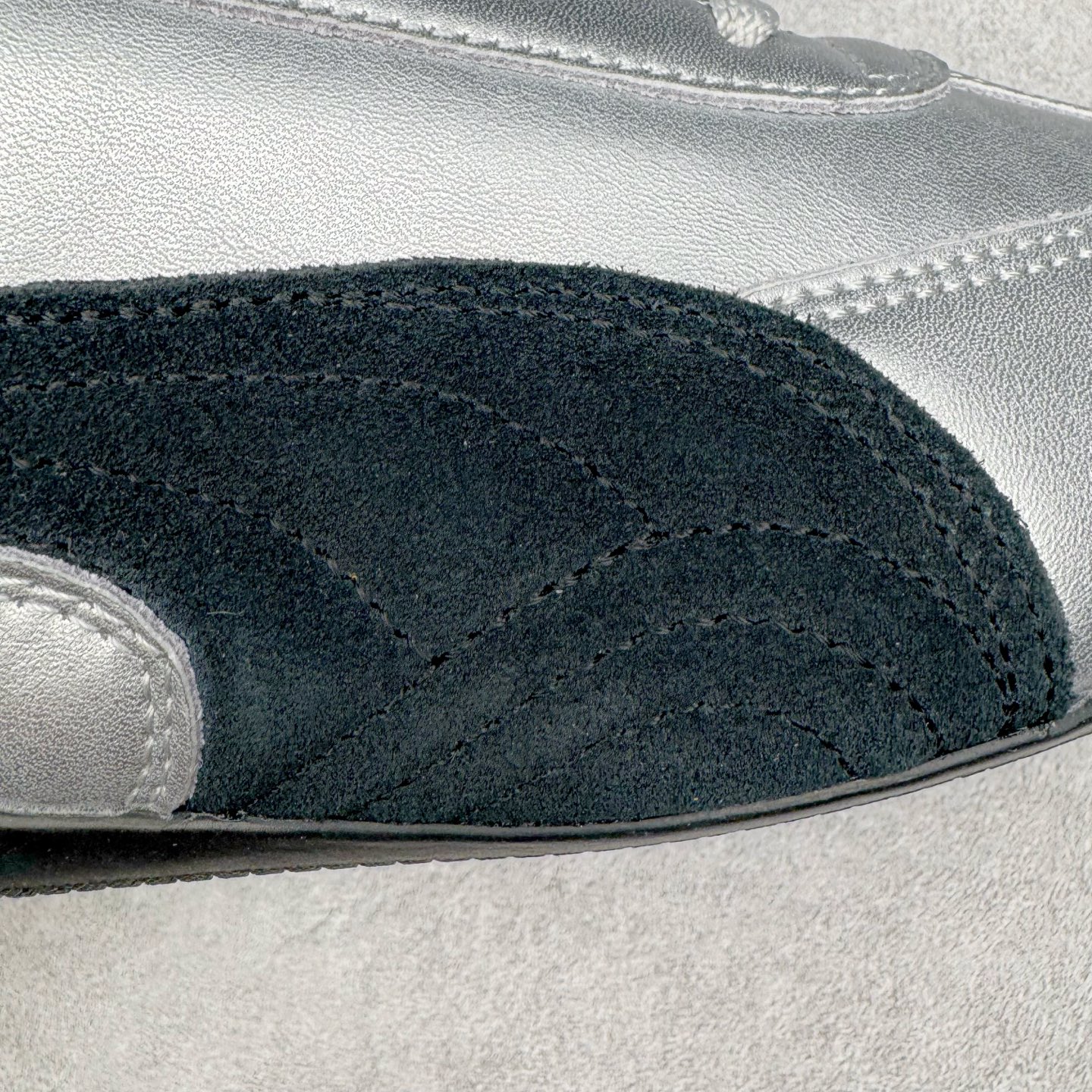 图片[14]-＃S2纯原 PUMA Speedca OG 彪马极速赛车系列低帮德训风拼接复古百搭休闲运动赛车鞋 鞋款从80、90年代赛车手所穿的防火赛车鞋为原型，鞋身线条模仿了赛车的流线廓形，体现了空气动力学原理的结构。简约流畅的外观，恰好又和贯穿其中的Formstrip Logo融合恰到好处，视觉上细节丰富且协调。本次Speedcat OG鞋款归来，最大看点自然式保留了窄版鞋型以及薄底构造。这两年各品牌鞋底越做越厚，Speedcat反其道而行之，上脚几乎无鞋底的效果带来耳目一新的视觉体验。鞋面依旧是以质感细腻的麂皮材质打造，并且大面积近乎全包裹的使用，复古味道也愈发浓烈。配色上更是将最原始的黑色和红色带回，向F1赛车队的标志性队服致敬。相信让各位一眼种草的更多是出挑的大红色，上脚即可瞬间点亮整体造型，在以球鞋为核心的OOTD中脱颖而出。而另一款黑色则是低调的万金油，彰显新潮个性的同时又不喧宾夺主，也是热爱简约系穿搭朋友的首选。 尺码：36 37 37.5 38 38.5 39 40 40.5 41 42 42.5 43 44 44.5 45 46-选品中心