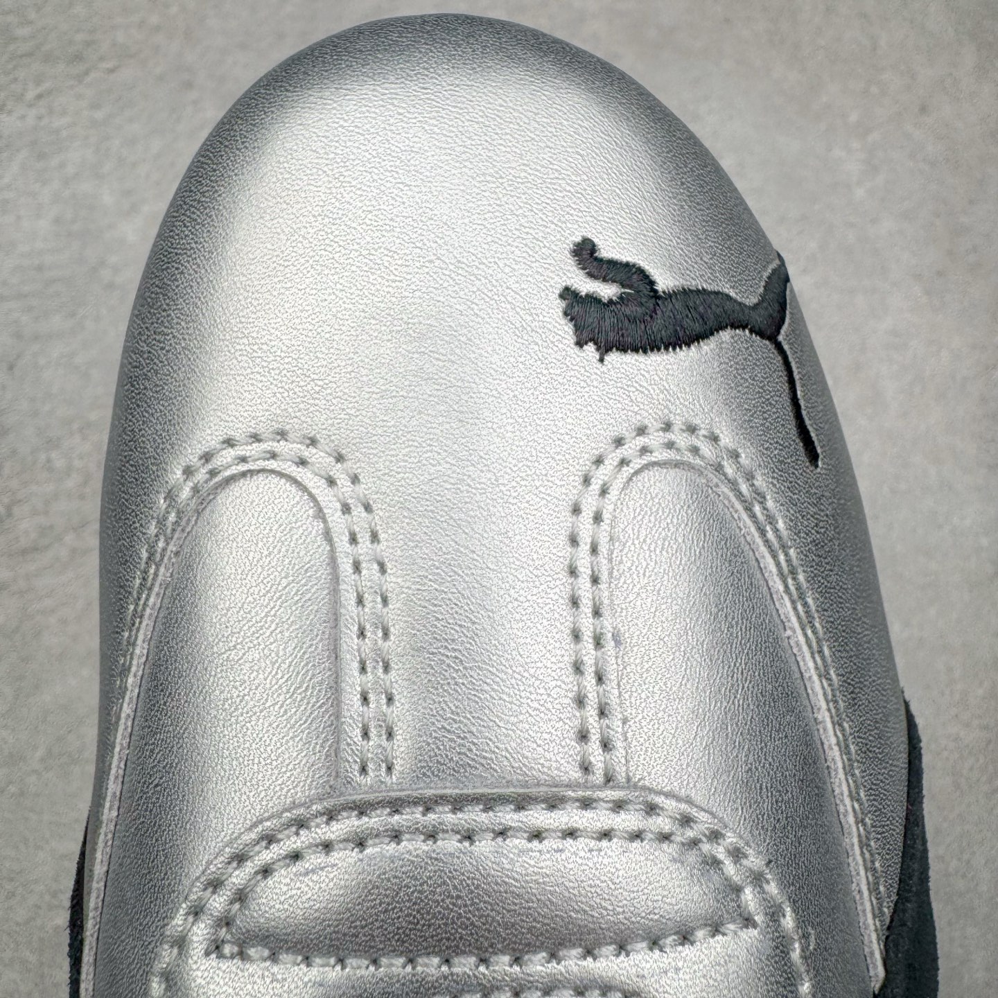 图片[16]-＃S2纯原 PUMA Speedca OG 彪马极速赛车系列低帮德训风拼接复古百搭休闲运动赛车鞋 鞋款从80、90年代赛车手所穿的防火赛车鞋为原型，鞋身线条模仿了赛车的流线廓形，体现了空气动力学原理的结构。简约流畅的外观，恰好又和贯穿其中的Formstrip Logo融合恰到好处，视觉上细节丰富且协调。本次Speedcat OG鞋款归来，最大看点自然式保留了窄版鞋型以及薄底构造。这两年各品牌鞋底越做越厚，Speedcat反其道而行之，上脚几乎无鞋底的效果带来耳目一新的视觉体验。鞋面依旧是以质感细腻的麂皮材质打造，并且大面积近乎全包裹的使用，复古味道也愈发浓烈。配色上更是将最原始的黑色和红色带回，向F1赛车队的标志性队服致敬。相信让各位一眼种草的更多是出挑的大红色，上脚即可瞬间点亮整体造型，在以球鞋为核心的OOTD中脱颖而出。而另一款黑色则是低调的万金油，彰显新潮个性的同时又不喧宾夺主，也是热爱简约系穿搭朋友的首选。 尺码：36 37 37.5 38 38.5 39 40 40.5 41 42 42.5 43 44 44.5 45 46-选品中心