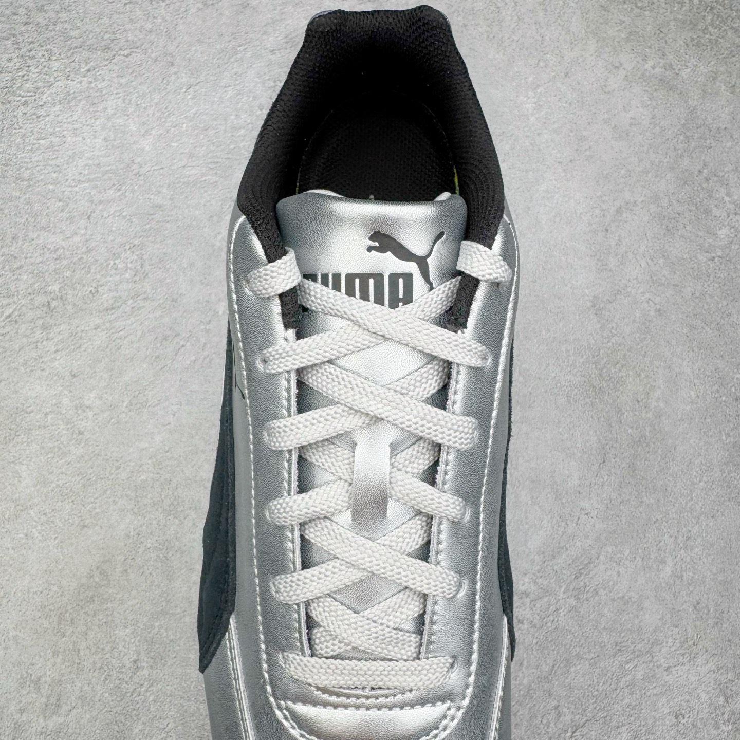 图片[5]-＃S2纯原 PUMA Speedca OG 彪马极速赛车系列低帮德训风拼接复古百搭休闲运动赛车鞋 鞋款从80、90年代赛车手所穿的防火赛车鞋为原型，鞋身线条模仿了赛车的流线廓形，体现了空气动力学原理的结构。简约流畅的外观，恰好又和贯穿其中的Formstrip Logo融合恰到好处，视觉上细节丰富且协调。本次Speedcat OG鞋款归来，最大看点自然式保留了窄版鞋型以及薄底构造。这两年各品牌鞋底越做越厚，Speedcat反其道而行之，上脚几乎无鞋底的效果带来耳目一新的视觉体验。鞋面依旧是以质感细腻的麂皮材质打造，并且大面积近乎全包裹的使用，复古味道也愈发浓烈。配色上更是将最原始的黑色和红色带回，向F1赛车队的标志性队服致敬。相信让各位一眼种草的更多是出挑的大红色，上脚即可瞬间点亮整体造型，在以球鞋为核心的OOTD中脱颖而出。而另一款黑色则是低调的万金油，彰显新潮个性的同时又不喧宾夺主，也是热爱简约系穿搭朋友的首选。 尺码：36 37 37.5 38 38.5 39 40 40.5 41 42 42.5 43 44 44.5 45 46-选品中心