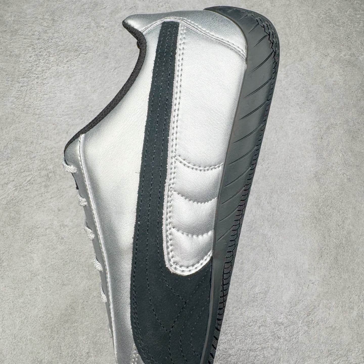 图片[7]-＃S2纯原 PUMA Speedca OG 彪马极速赛车系列低帮德训风拼接复古百搭休闲运动赛车鞋 鞋款从80、90年代赛车手所穿的防火赛车鞋为原型，鞋身线条模仿了赛车的流线廓形，体现了空气动力学原理的结构。简约流畅的外观，恰好又和贯穿其中的Formstrip Logo融合恰到好处，视觉上细节丰富且协调。本次Speedcat OG鞋款归来，最大看点自然式保留了窄版鞋型以及薄底构造。这两年各品牌鞋底越做越厚，Speedcat反其道而行之，上脚几乎无鞋底的效果带来耳目一新的视觉体验。鞋面依旧是以质感细腻的麂皮材质打造，并且大面积近乎全包裹的使用，复古味道也愈发浓烈。配色上更是将最原始的黑色和红色带回，向F1赛车队的标志性队服致敬。相信让各位一眼种草的更多是出挑的大红色，上脚即可瞬间点亮整体造型，在以球鞋为核心的OOTD中脱颖而出。而另一款黑色则是低调的万金油，彰显新潮个性的同时又不喧宾夺主，也是热爱简约系穿搭朋友的首选。 尺码：36 37 37.5 38 38.5 39 40 40.5 41 42 42.5 43 44 44.5 45 46-选品中心